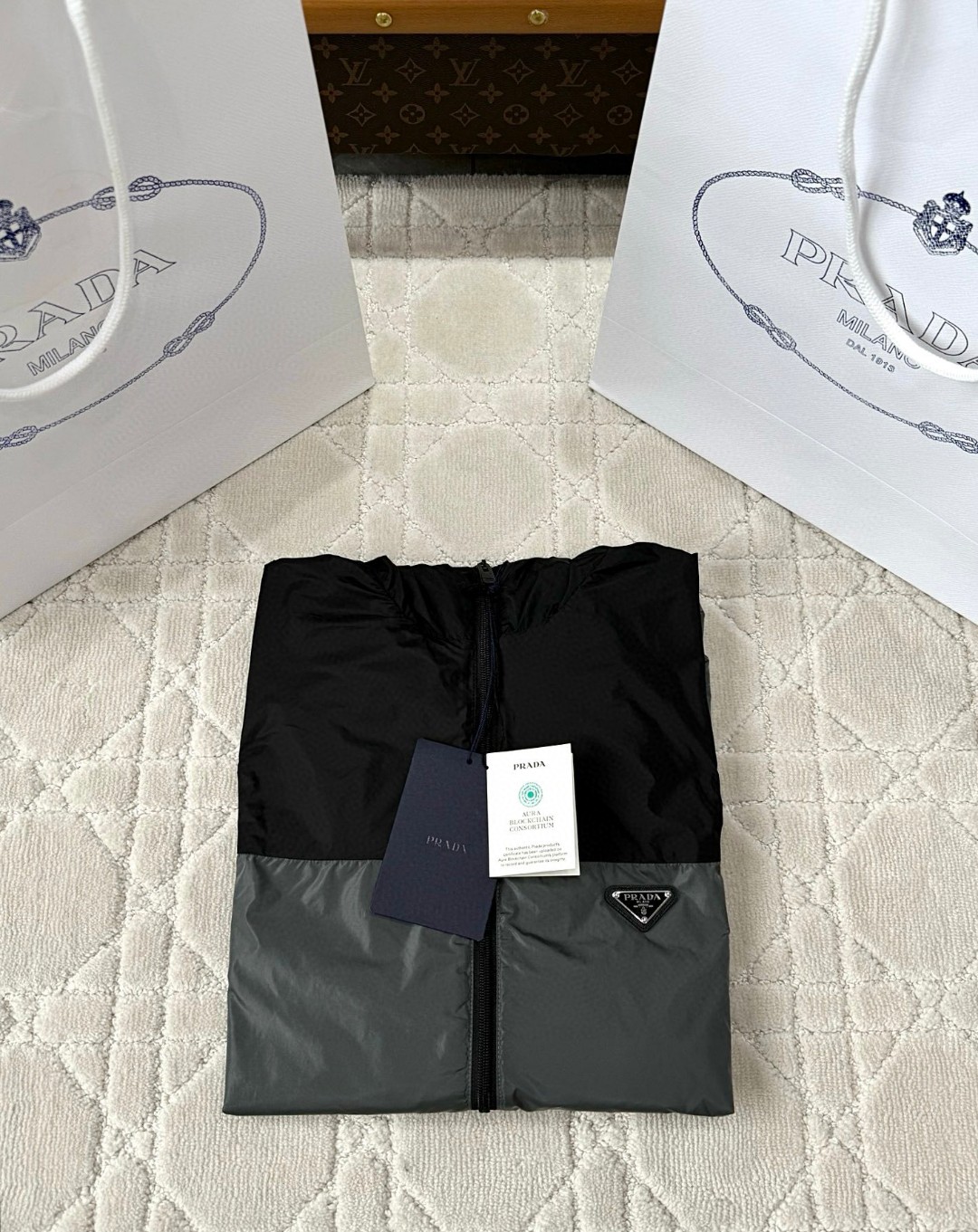 PRADA 普拉达 尼龙三角标拼色拉链连帽夹克 外套 长袖 黑灰色 B5 SGC601-1WQ9-F0N5A-F-W24