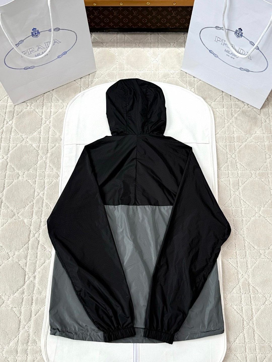 PRADA 普拉达 尼龙三角标拼色拉链连帽夹克 外套 长袖 黑灰色 B5 SGC601-1WQ9-F0N5A-F-W24