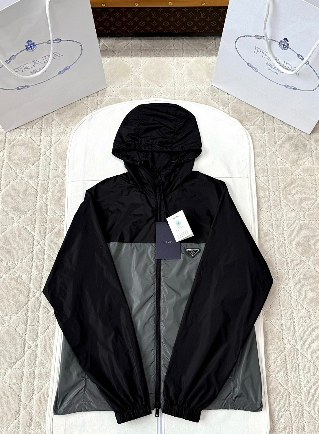 PRADA 普拉达 尼龙三角标拼色拉链连帽夹克 外套 长袖 黑灰色 B5 SGC601-1WQ9-F0N5A-F-W24