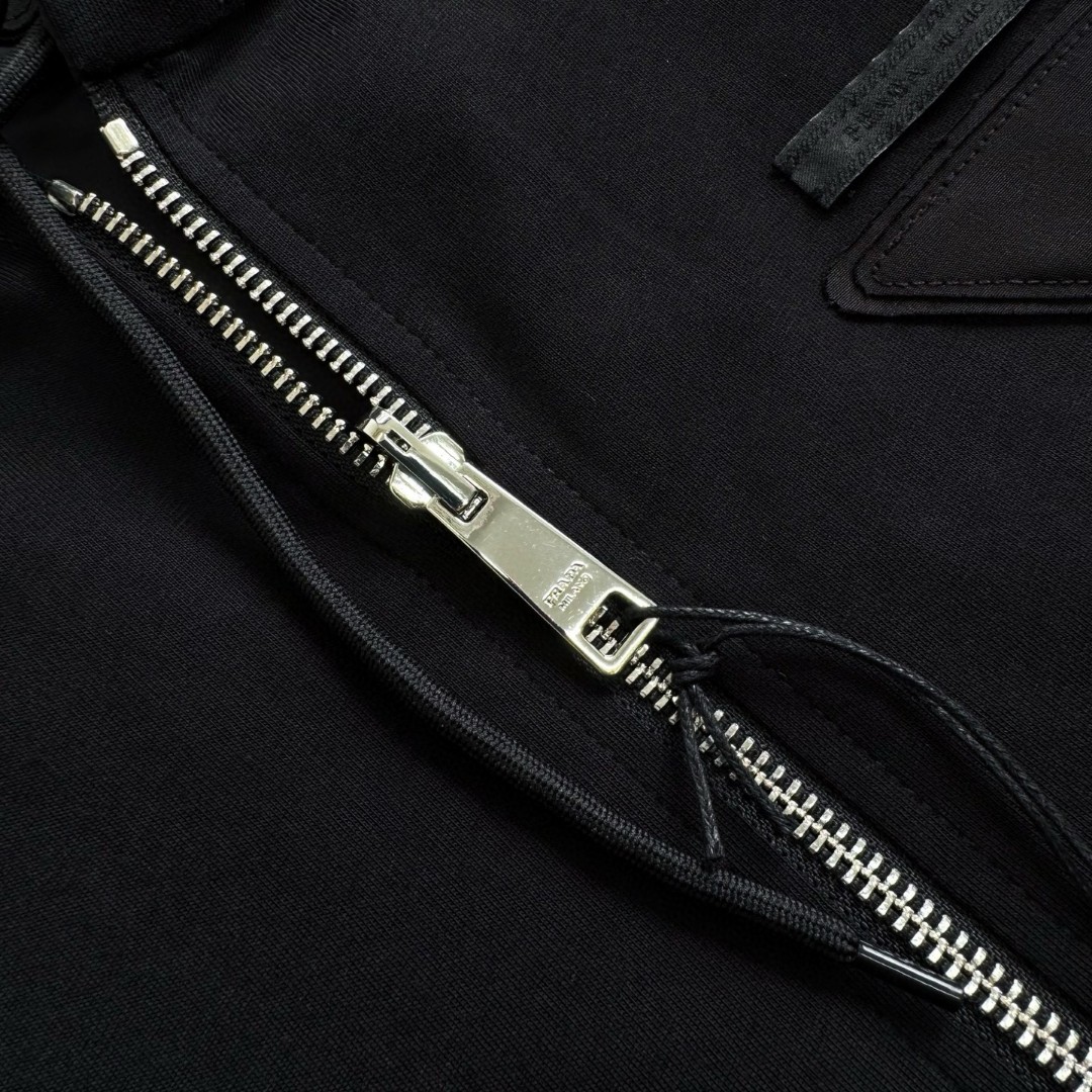 PRADA 普拉达 三角标双面两穿拉链连帽夹克 外套 长袖 黑色 C0 138640-17XE-F0002-S-OOO