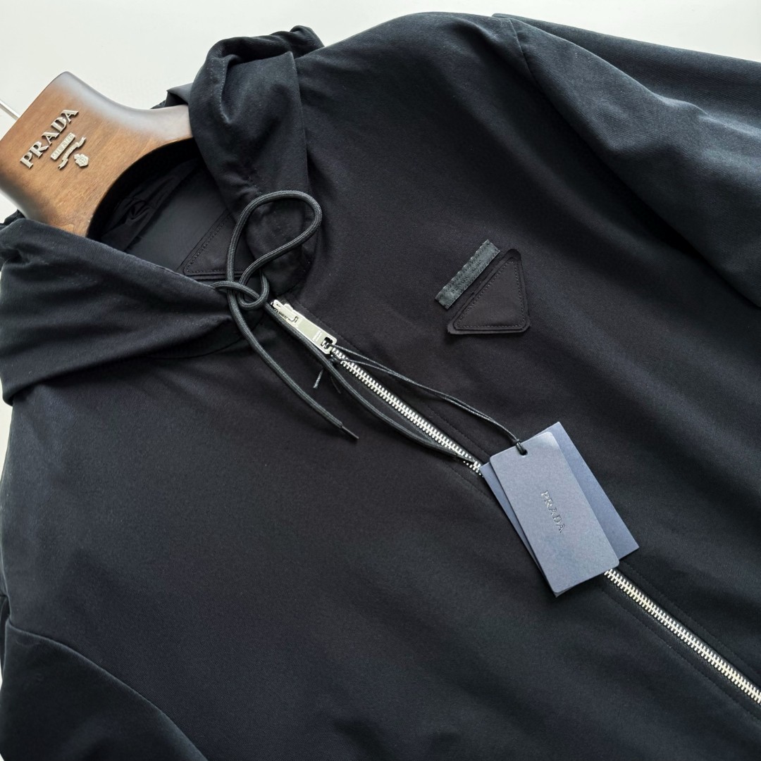 PRADA 普拉达 三角标双面两穿拉链连帽夹克 外套 长袖 黑色 C0 138640-17XE-F0002-S-OOO