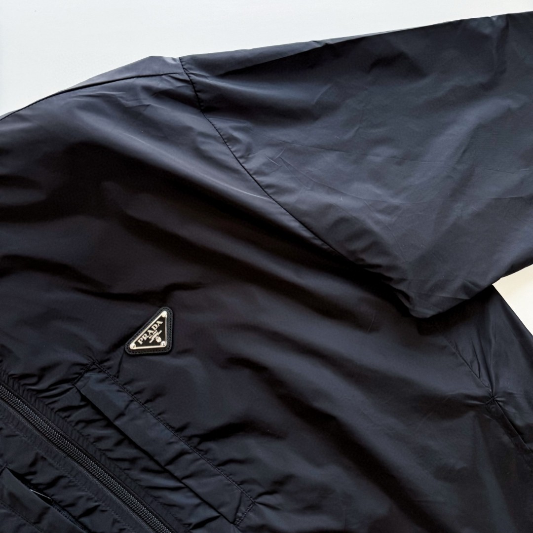 PRADA 普拉达 再生尼龙双面两穿拉链连帽夹克 外套 长袖 黑色 C0 SGC603-1WQ9-F0D9M-S-OOO