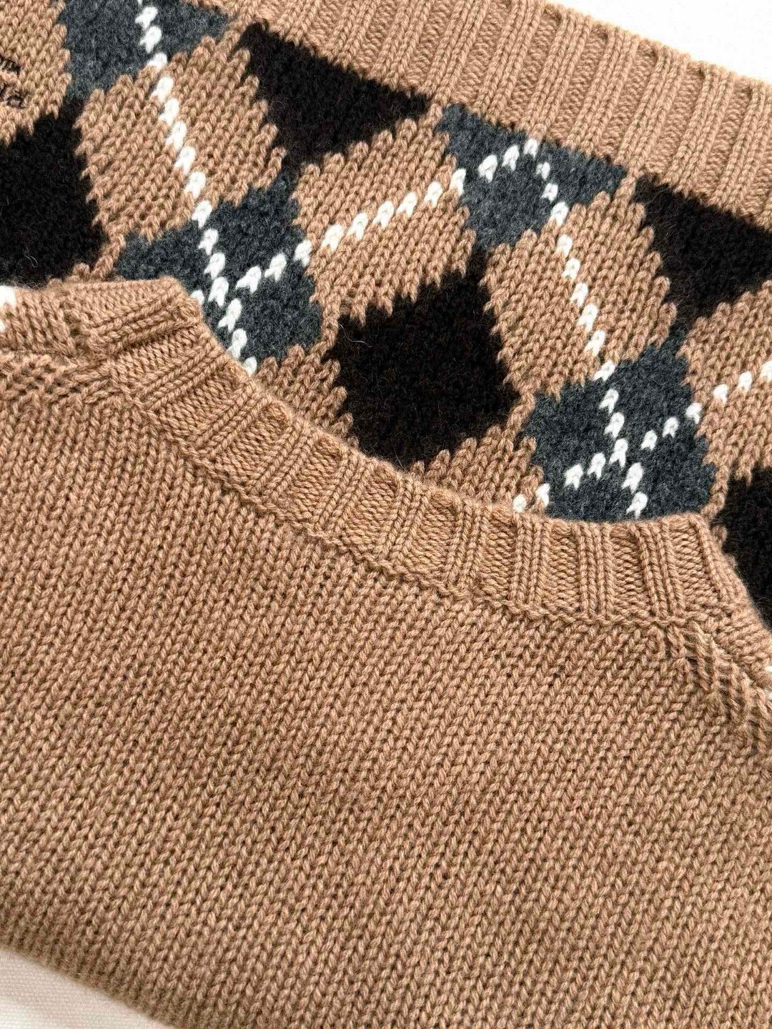 PRADA 普拉达 学院风菱格纹羊绒套头毛衣 针织衫 外套 长袖 卡其棕 C0 P24S2V-172D-F0040-S-OOO