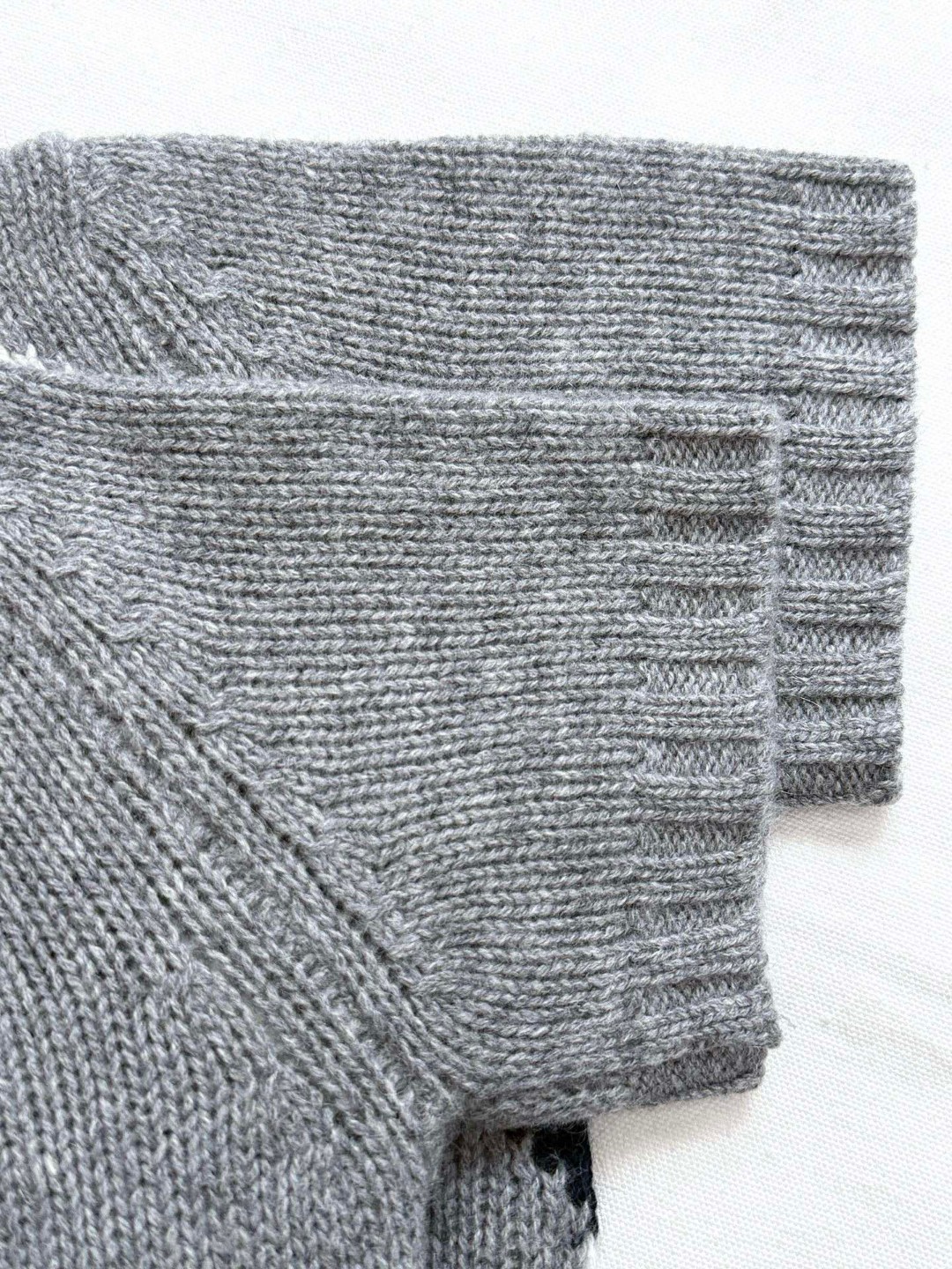 PRADA 普拉达 学院风菱格纹羊绒毛衣 针织衫 外套 短袖 灰色 B5 P24T2P-172D-F0031-S-000