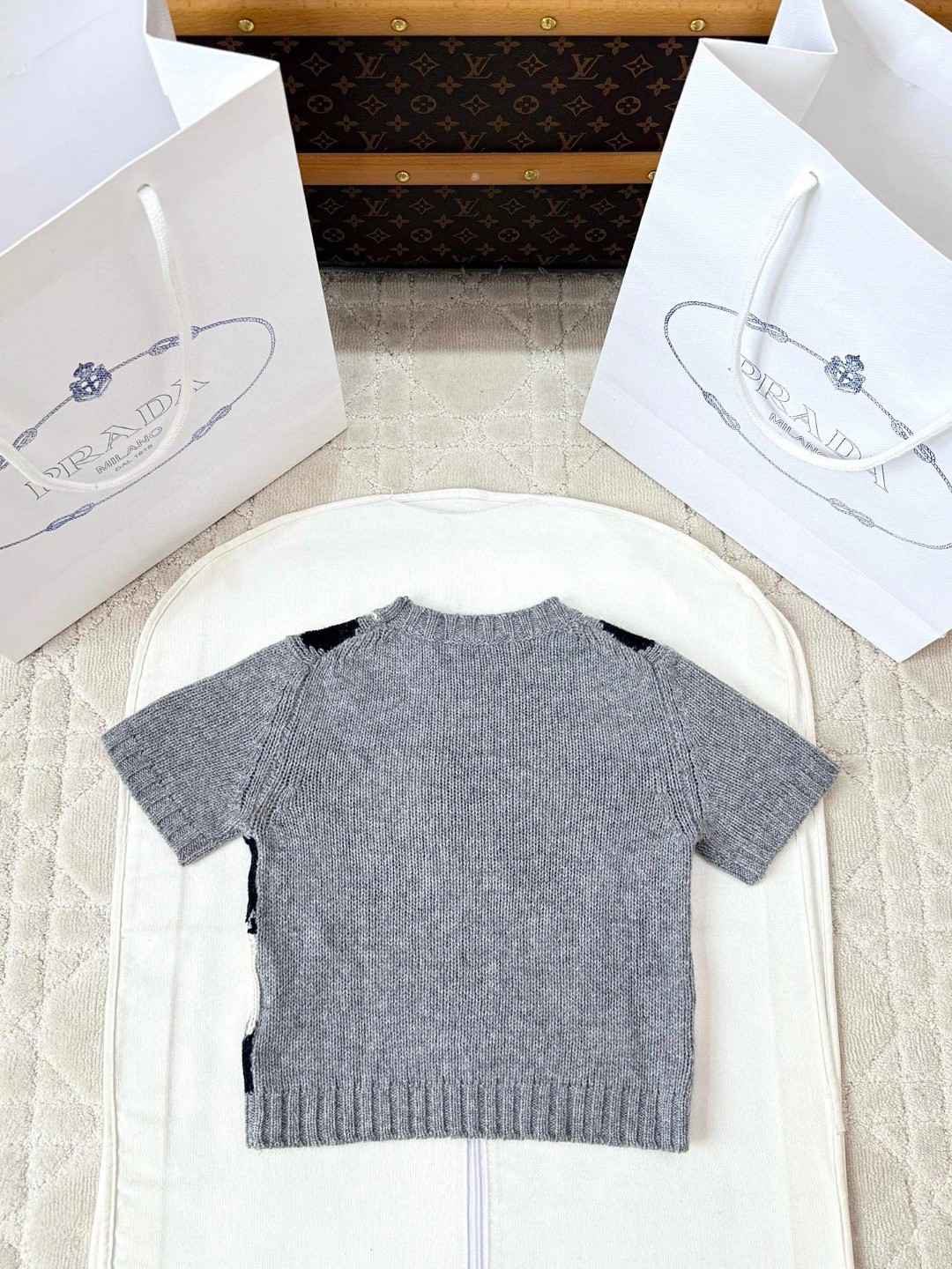 PRADA 普拉达 学院风菱格纹羊绒毛衣 针织衫 外套 短袖 灰色 B5 P24T2P-172D-F0031-S-000