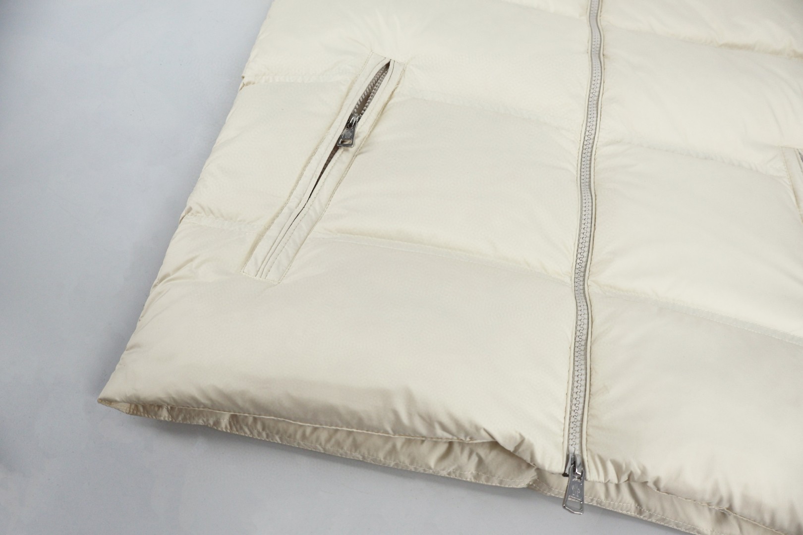 Moncler 蒙口 三色织带羽绒服 保暖 外套 白色 E0 K20911A00017597YW034