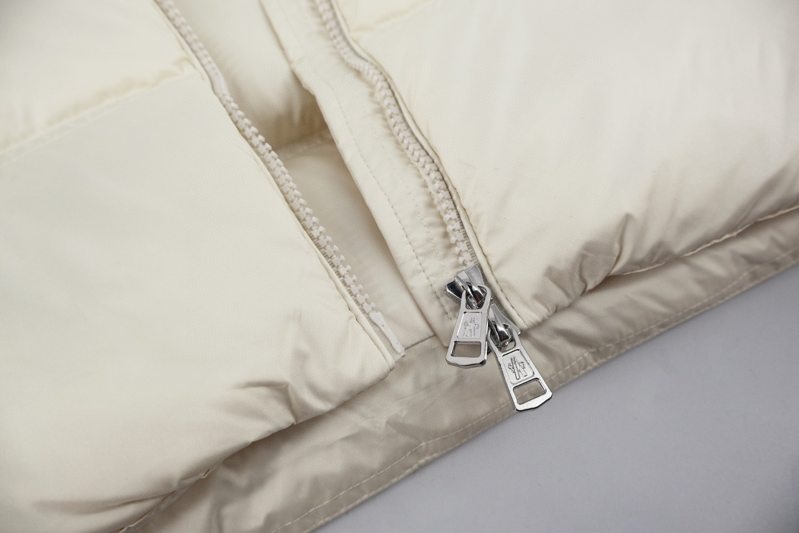 Moncler 蒙口 三色织带羽绒服 保暖 外套 白色 E0 K20911A00017597YW034