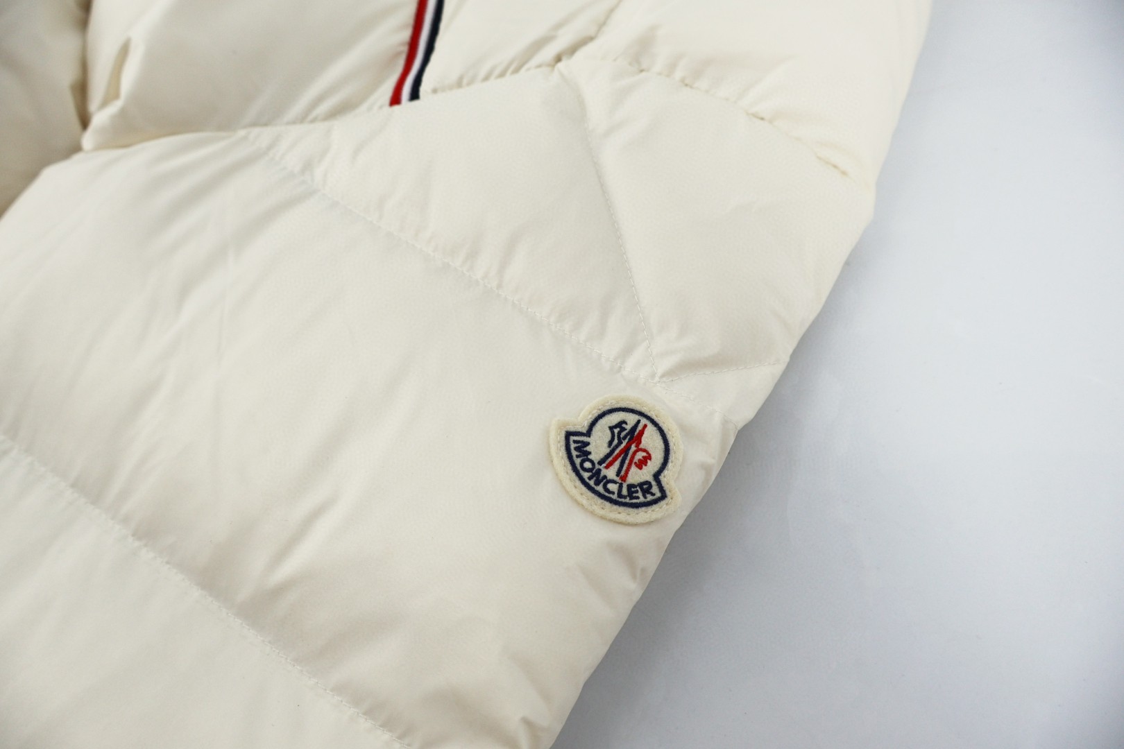 Moncler 蒙口 三色织带羽绒服 保暖 外套 白色 E0 K20911A00017597YW034