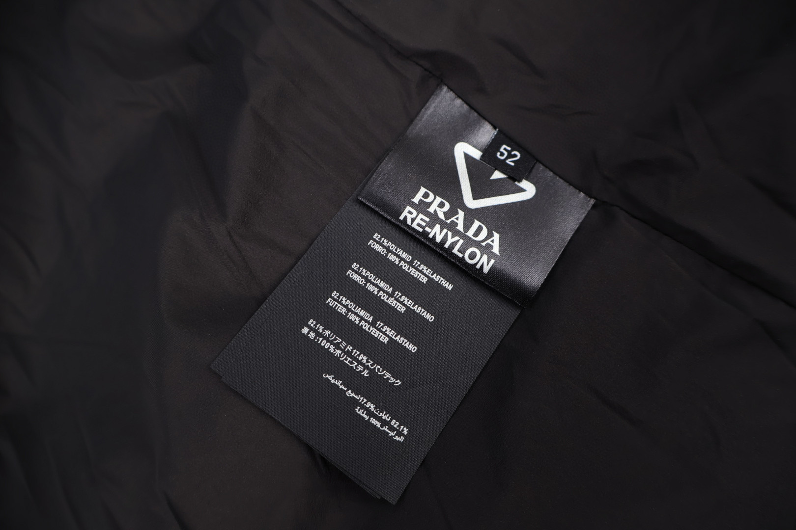 PRADA 普拉达 袖口袋连帽羽绒服 夹克 外套 保暖 长袖 黑色 E0 