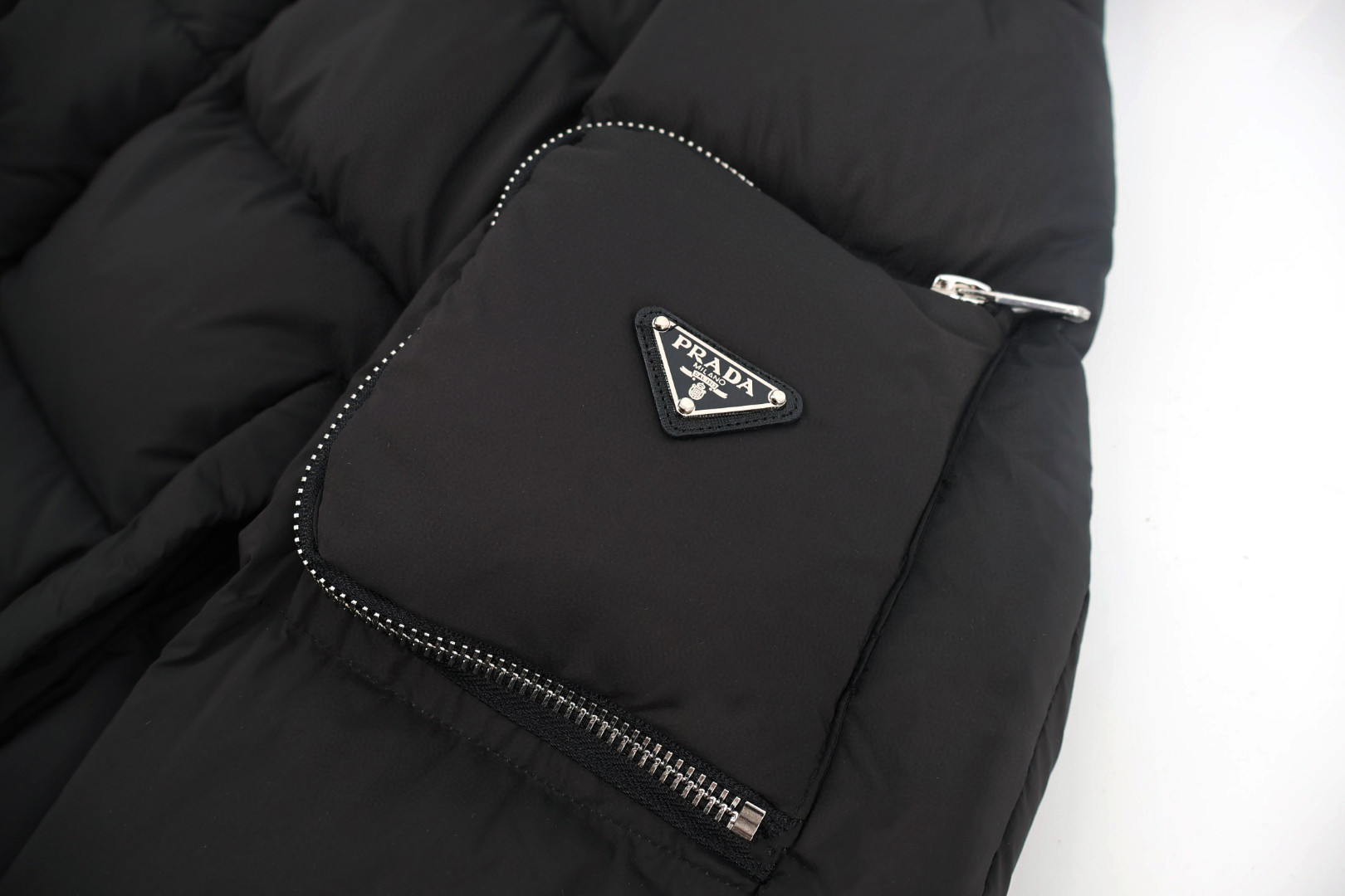 PRADA 普拉达 袖口袋连帽羽绒服 夹克 外套 保暖 长袖 黑色 E0 