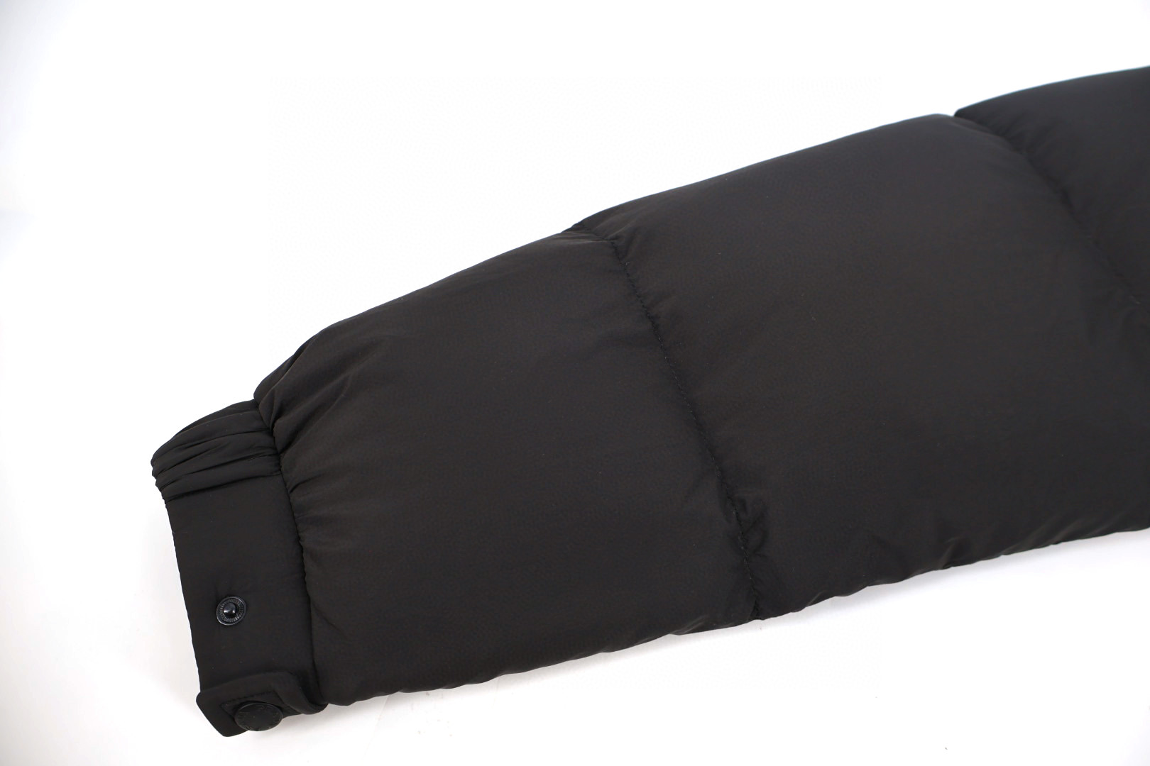 PRADA 普拉达 袖口袋连帽羽绒服 夹克 外套 保暖 长袖 黑色 E0 