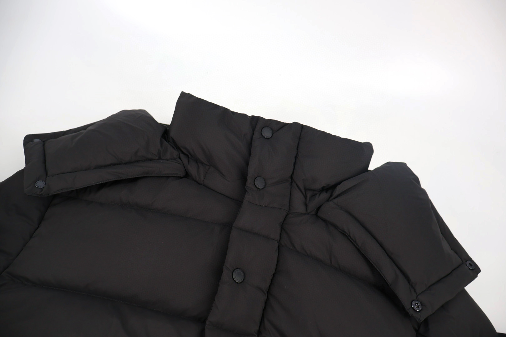 PRADA 普拉达 袖口袋连帽羽绒服 夹克 外套 保暖 长袖 黑色 E0 