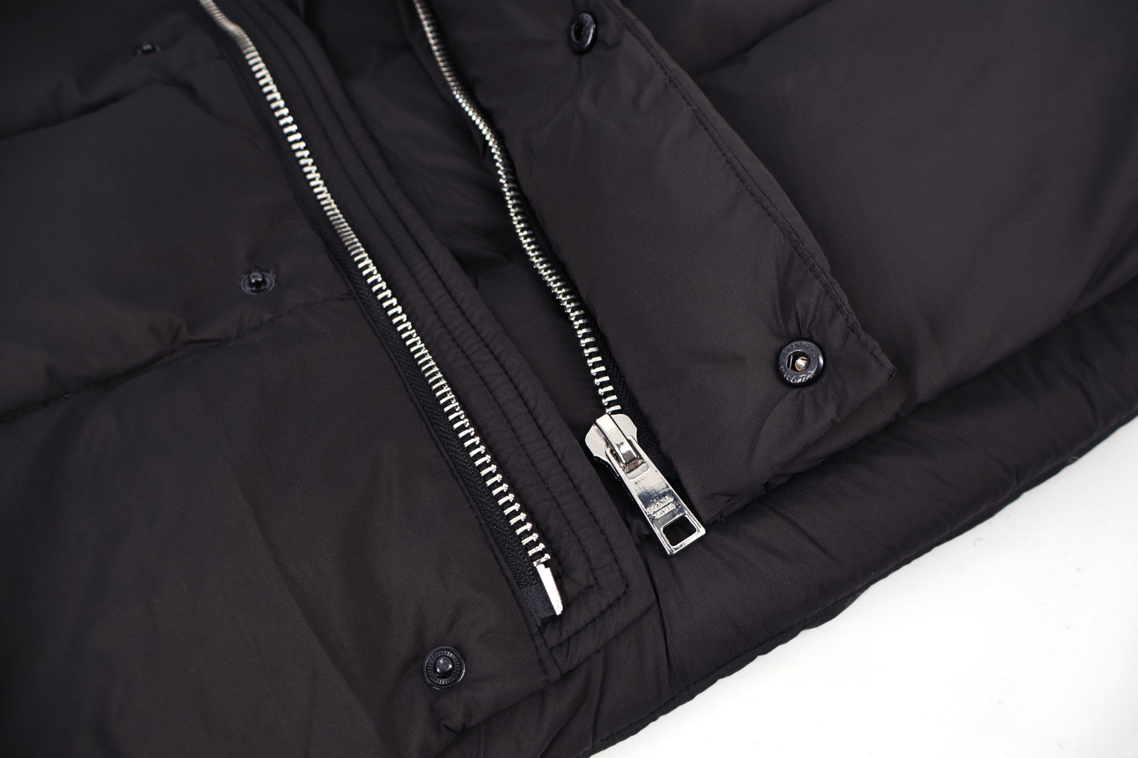 PRADA 普拉达 袖口袋连帽羽绒服 夹克 外套 保暖 长袖 黑色 E0 