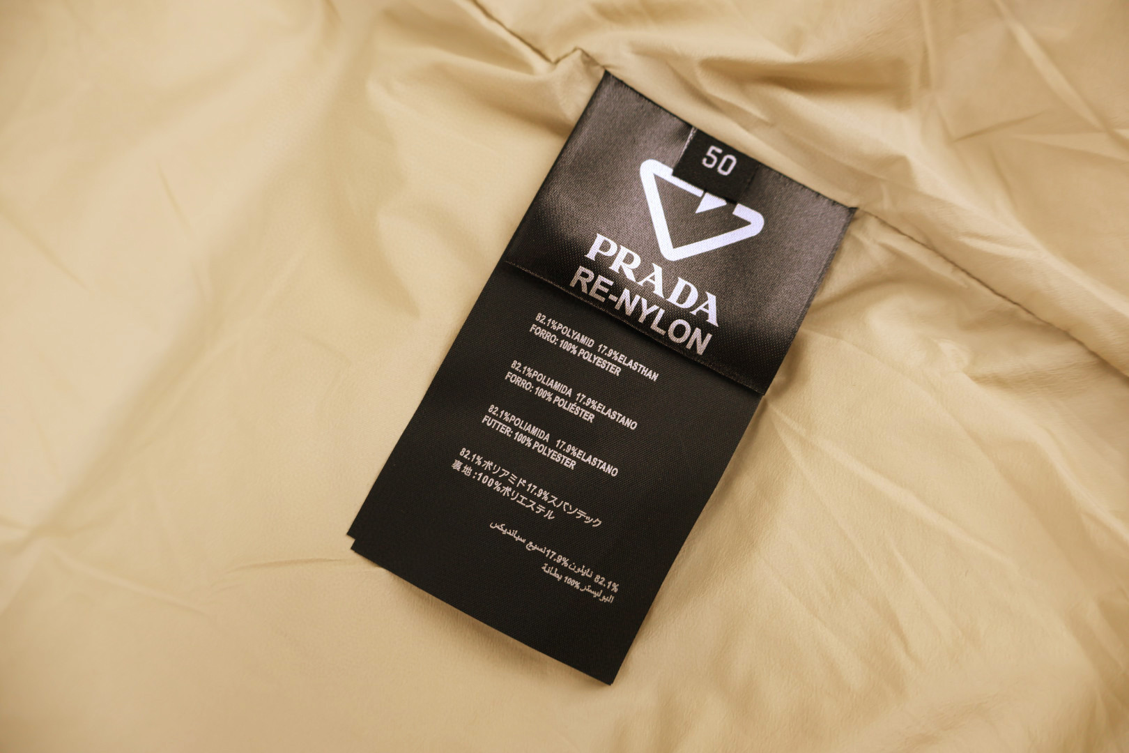 PRADA 普拉达 袖口袋连帽羽绒服 夹克 外套 保暖 长袖 杏色 E0 