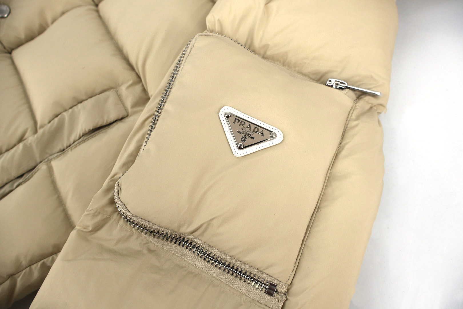 PRADA 普拉达 袖口袋连帽羽绒服 夹克 外套 保暖 长袖 杏色 E0 