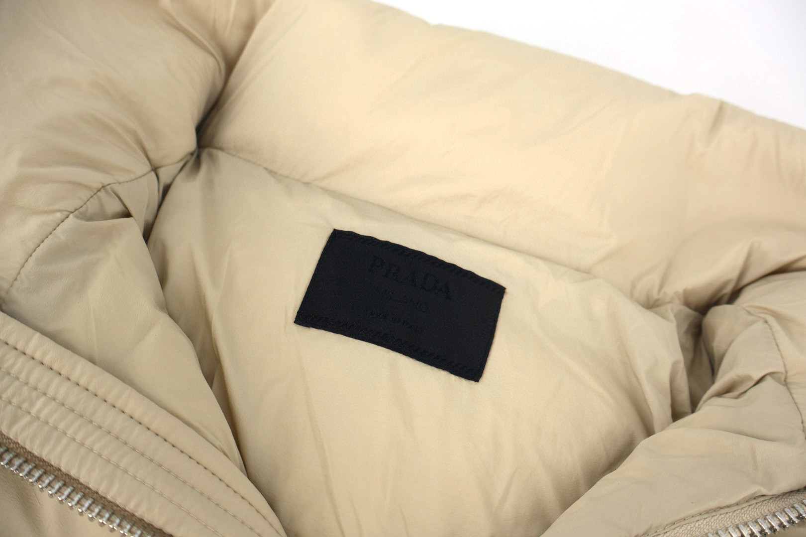 PRADA 普拉达 袖口袋连帽羽绒服 夹克 外套 保暖 长袖 杏色 E0 