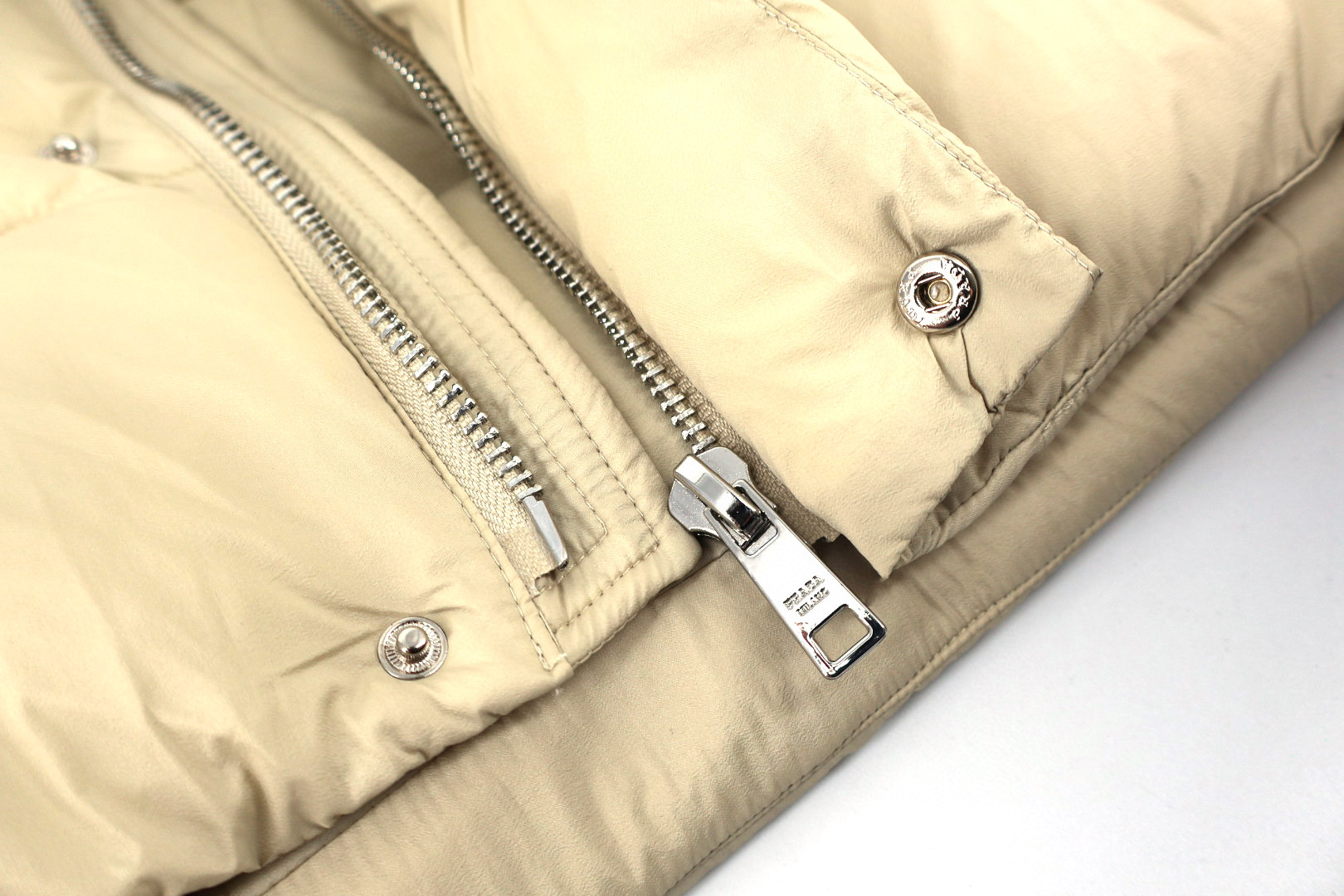 PRADA 普拉达 袖口袋连帽羽绒服 夹克 外套 保暖 长袖 杏色 E0 