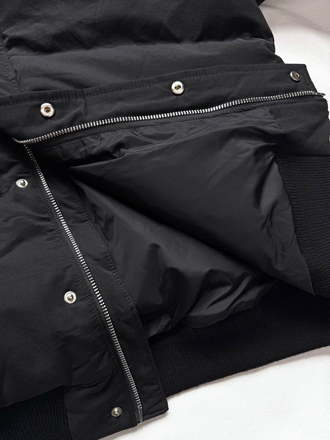 PRADA 普拉达 金属标翻领拼色面包羽绒服 夹克 外套 长袖 黑色 E2 292295-17IB-F0002-S-OOO