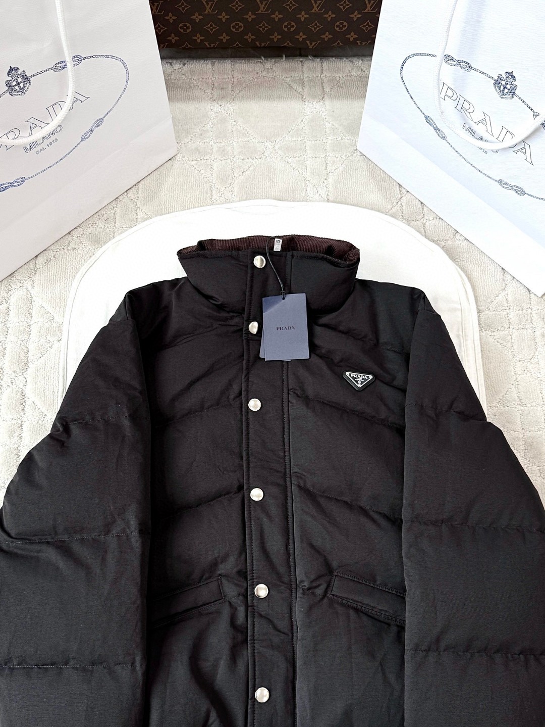 PRADA 普拉达 金属标翻领拼色面包羽绒服 夹克 外套 长袖 黑色 E2 292295-17IB-F0002-S-OOO