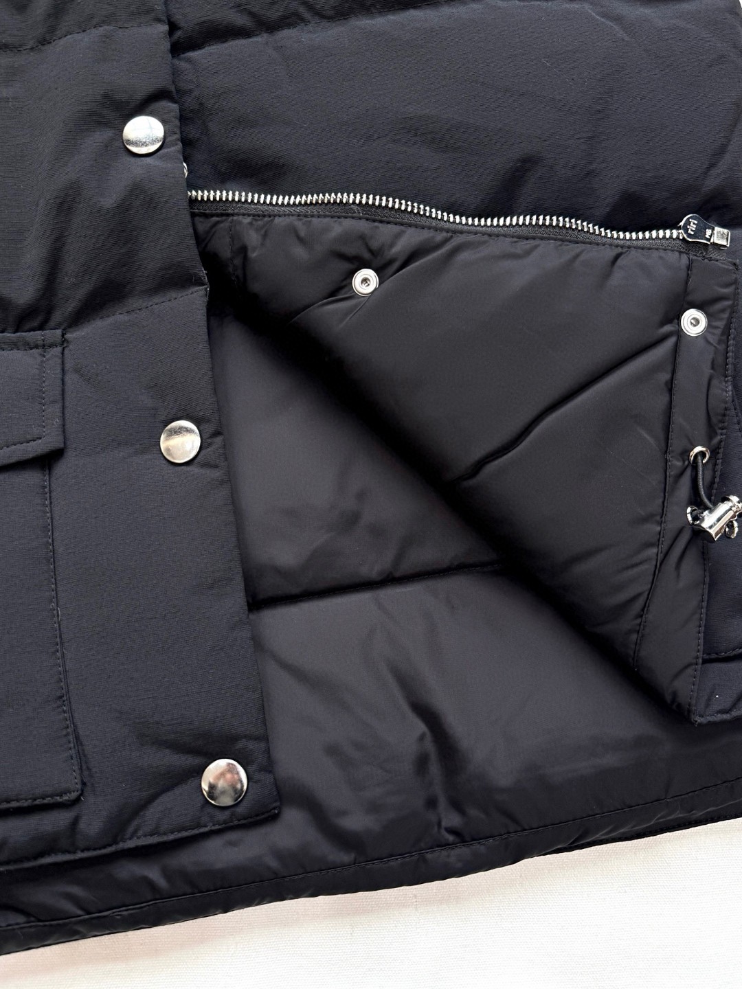 PRADA 普拉达 抽绳羽绒服马甲 背心 夹克 外套 黑色 D0