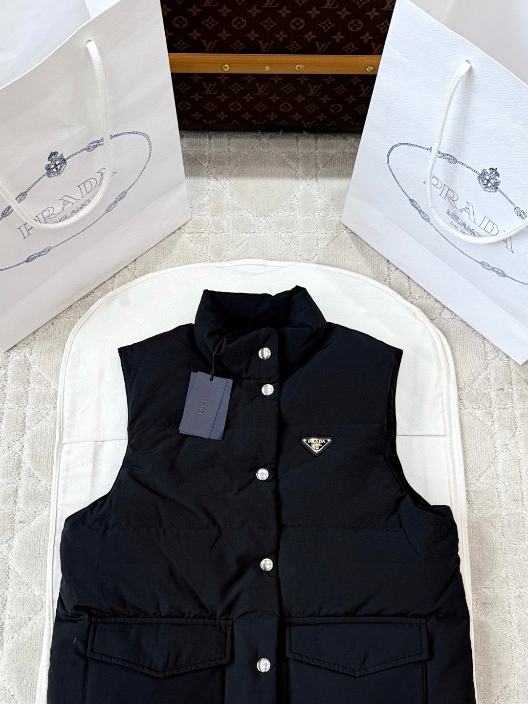 PRADA 普拉达 抽绳羽绒服马甲 背心 夹克 外套 黑色 D0