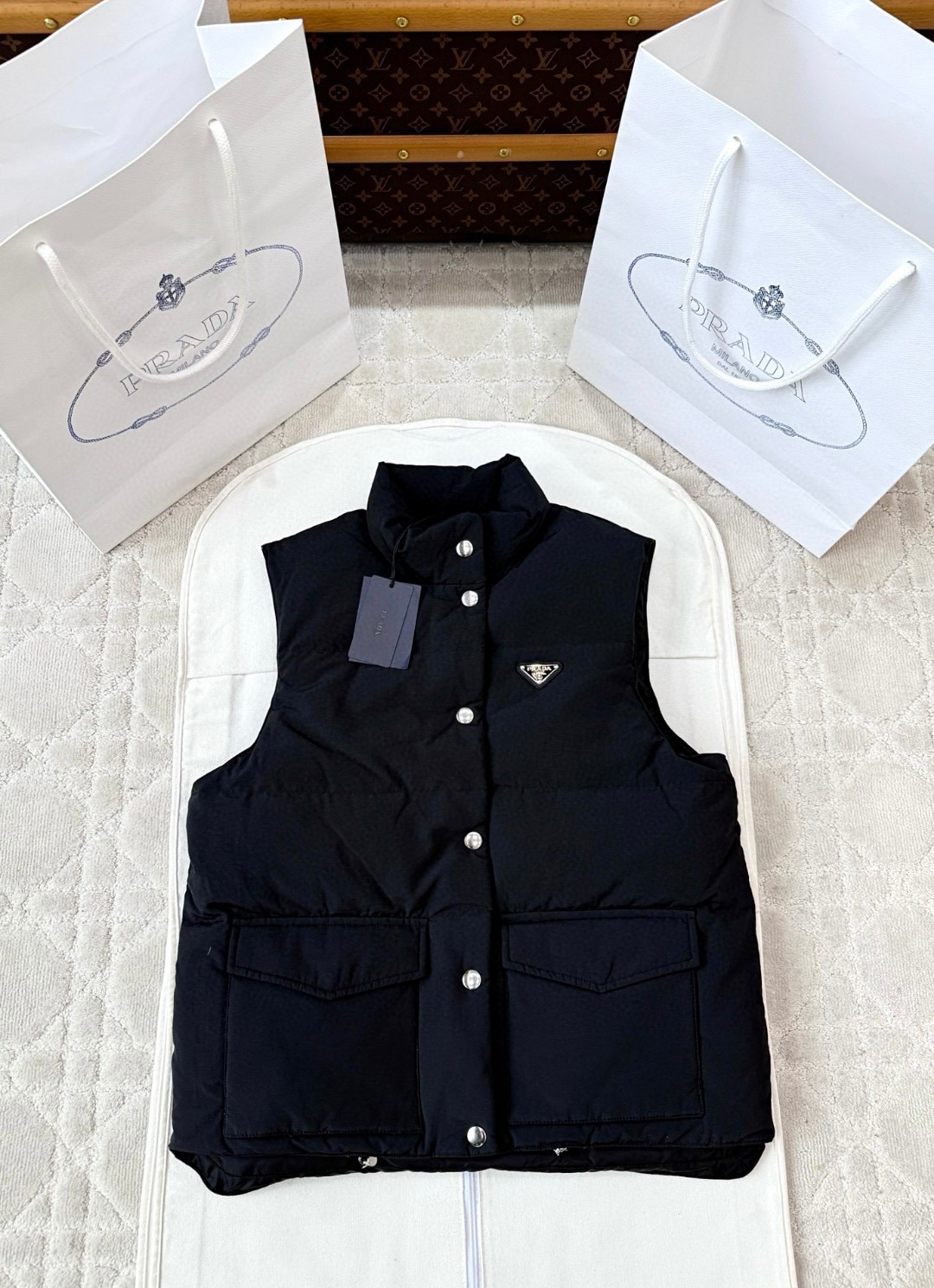 PRADA 普拉达 抽绳羽绒服马甲 背心 夹克 外套 黑色 D0