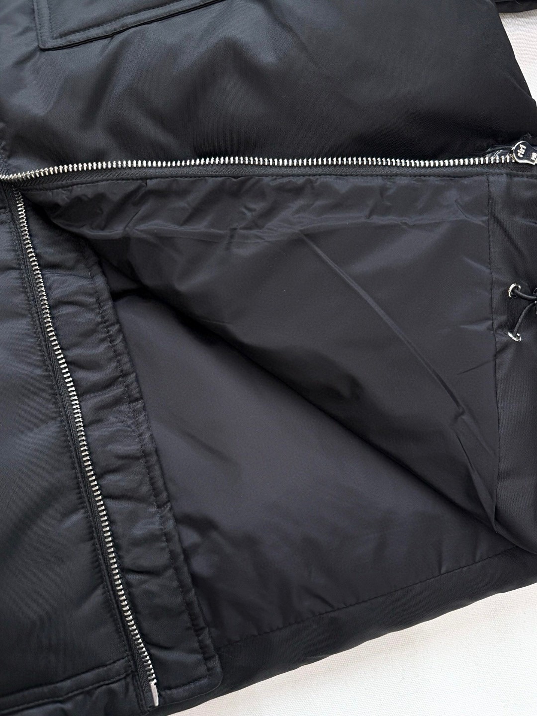 PRADA 普拉达 Re Nylon 拼接尼龙三角标羽绒服 夹克 外套 长袖 黑色 E2 SGC584-1WQ8-F0002-S-OOO