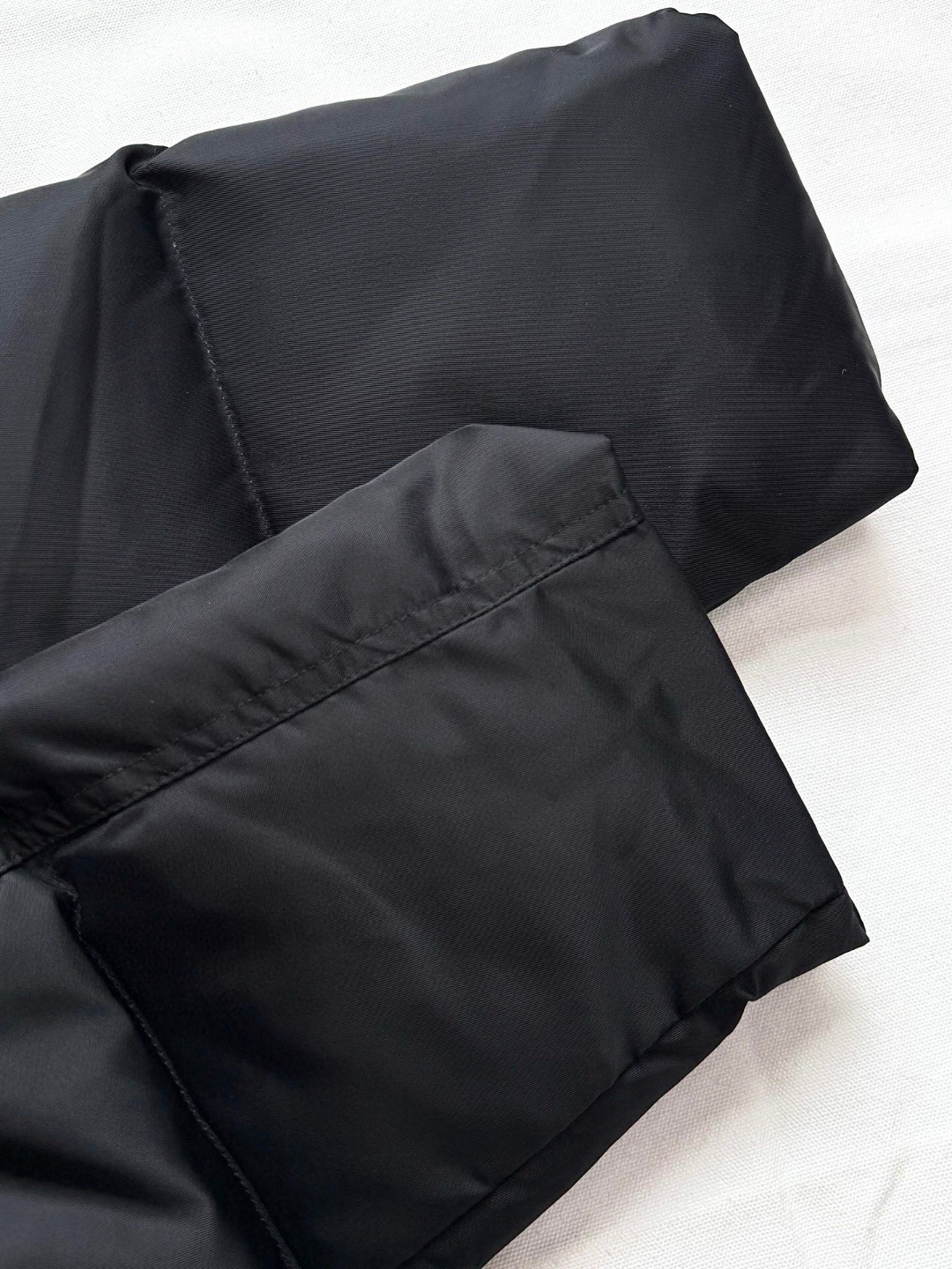 PRADA 普拉达 Re Nylon 拼接尼龙三角标羽绒服 夹克 外套 长袖 黑色 E2 SGC584-1WQ8-F0002-S-OOO