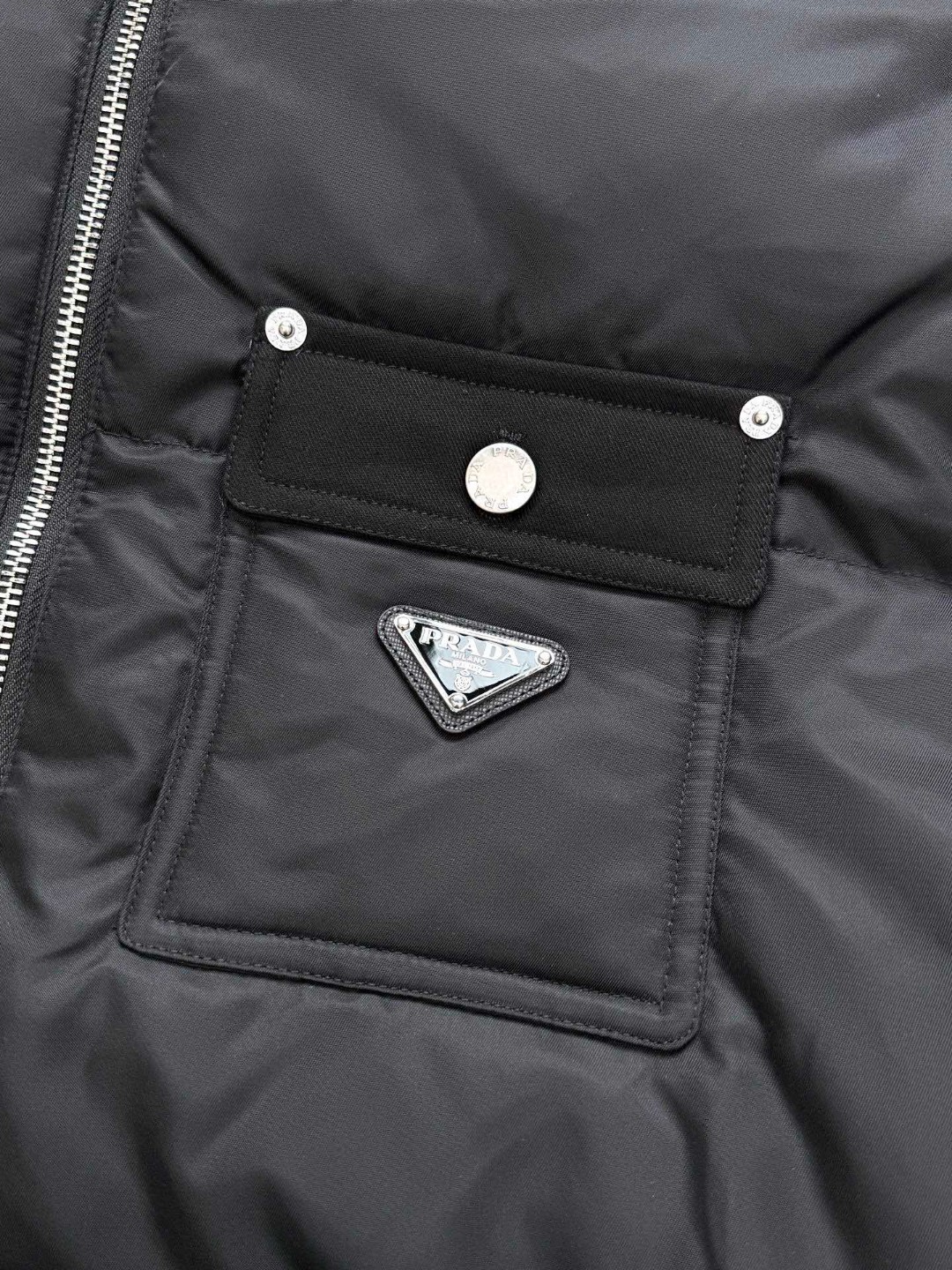 PRADA 普拉达 Re Nylon 拼接尼龙三角标羽绒服 夹克 外套 长袖 黑色 E2 SGC584-1WQ8-F0002-S-OOO