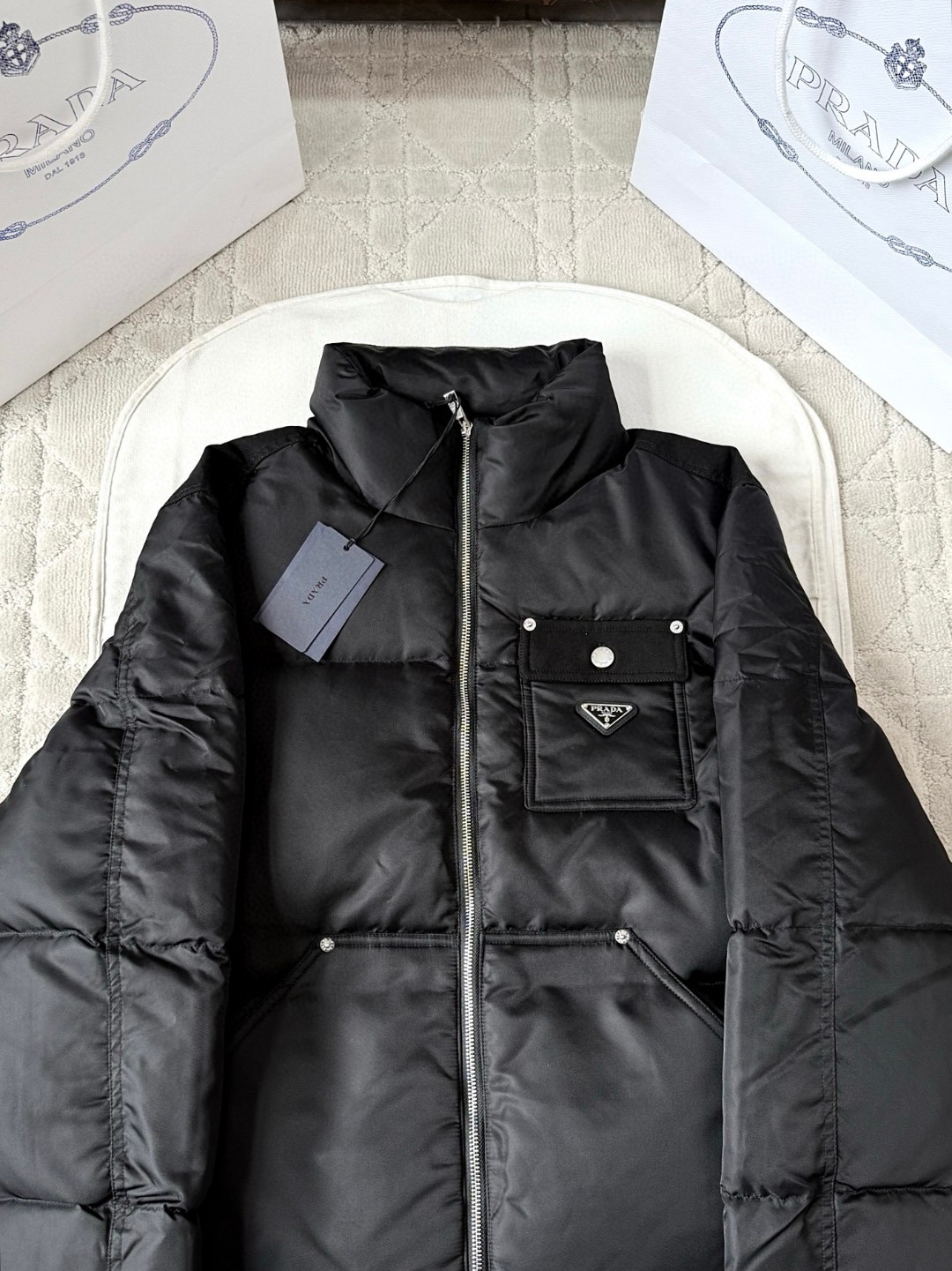 PRADA 普拉达 Re Nylon 拼接尼龙三角标羽绒服 夹克 外套 长袖 黑色 E2 SGC584-1WQ8-F0002-S-OOO