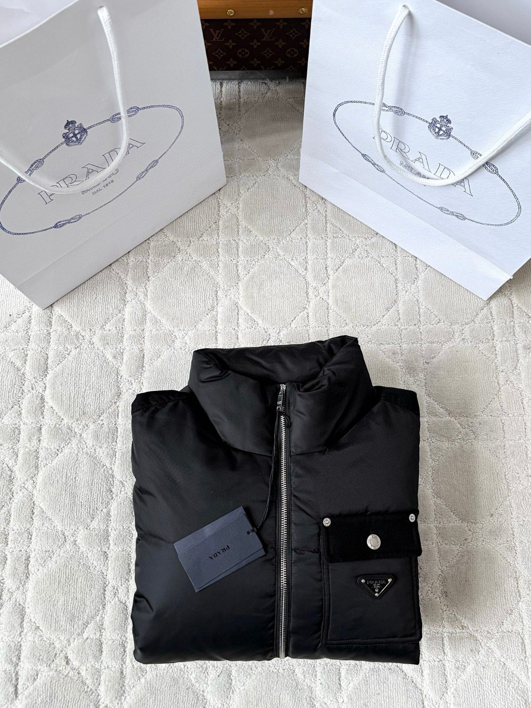 PRADA 普拉达 Re Nylon 拼接尼龙三角标羽绒服 夹克 外套 长袖 黑色 E2 SGC584-1WQ8-F0002-S-OOO