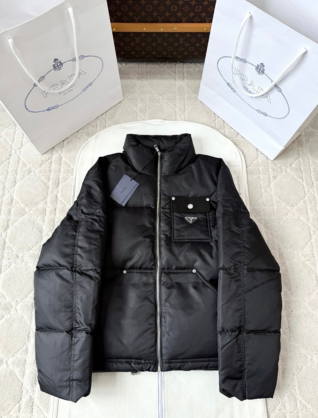 PRADA 普拉达 Re Nylon 拼接尼龙三角标羽绒服 夹克 外套 长袖 黑色 E2 SGC584-1WQ8-F0002-S-OOO