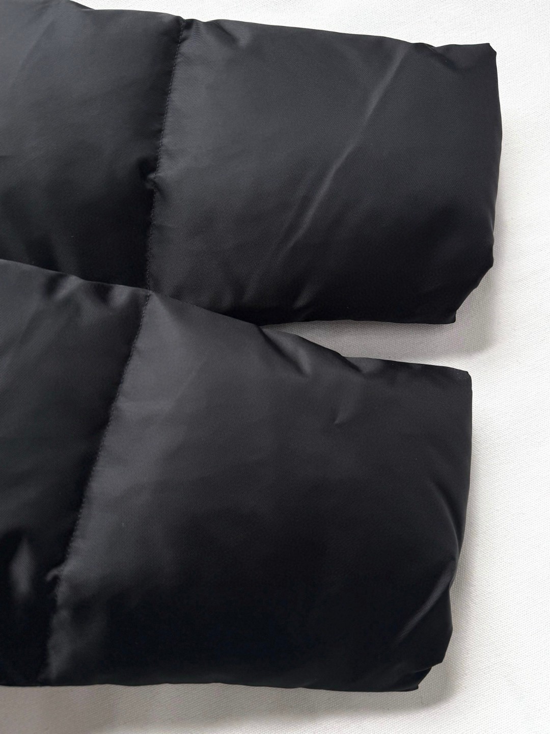 PRADA 普拉达 三角标拉链连帽羽绒服 夹克 外套 长袖 黑色 E2 29B408-1WQ8-F0002-S-AAO