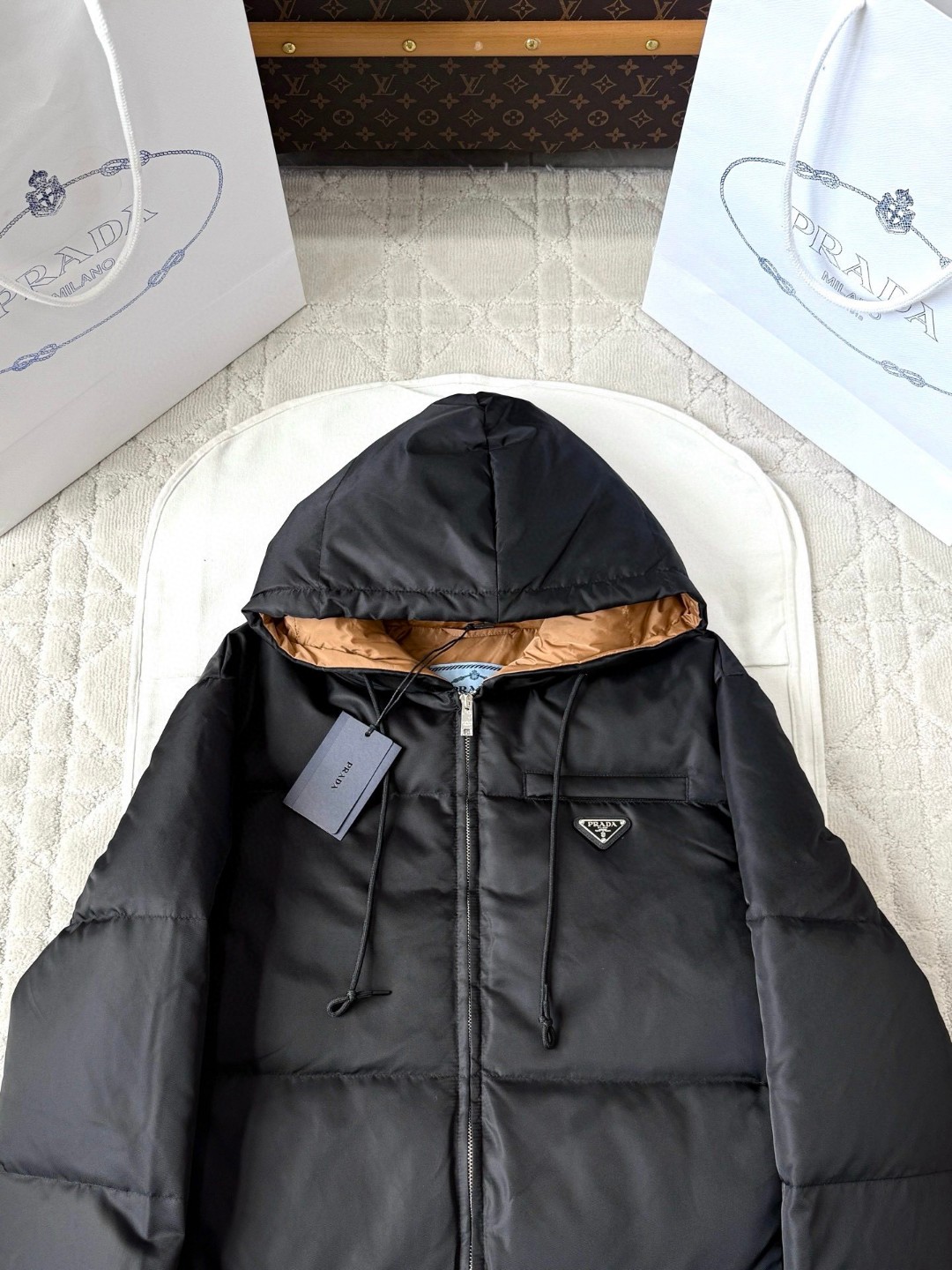 PRADA 普拉达 三角标拉链连帽羽绒服 夹克 外套 长袖 黑色 E2 29B408-1WQ8-F0002-S-AAO