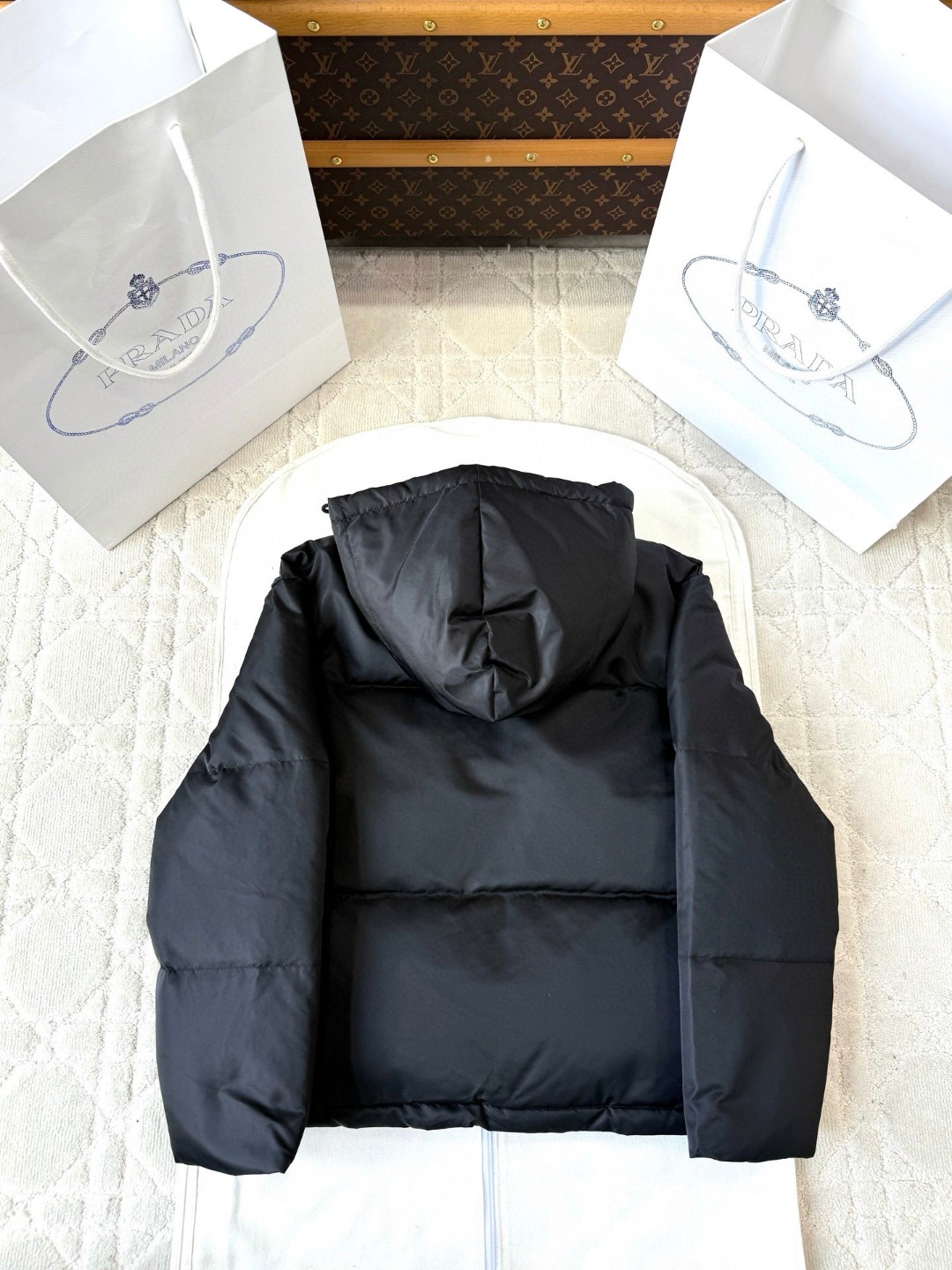 PRADA 普拉达 三角标拉链连帽羽绒服 夹克 外套 长袖 黑色 E2 29B408-1WQ8-F0002-S-AAO