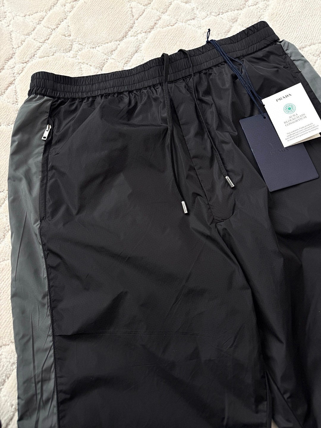 PRADA 普拉达 尼龙三角标休闲裤 运动裤 裤子 长裤 黑灰色 B0 SPH442-1WQ9-F0N5A-S-OOO