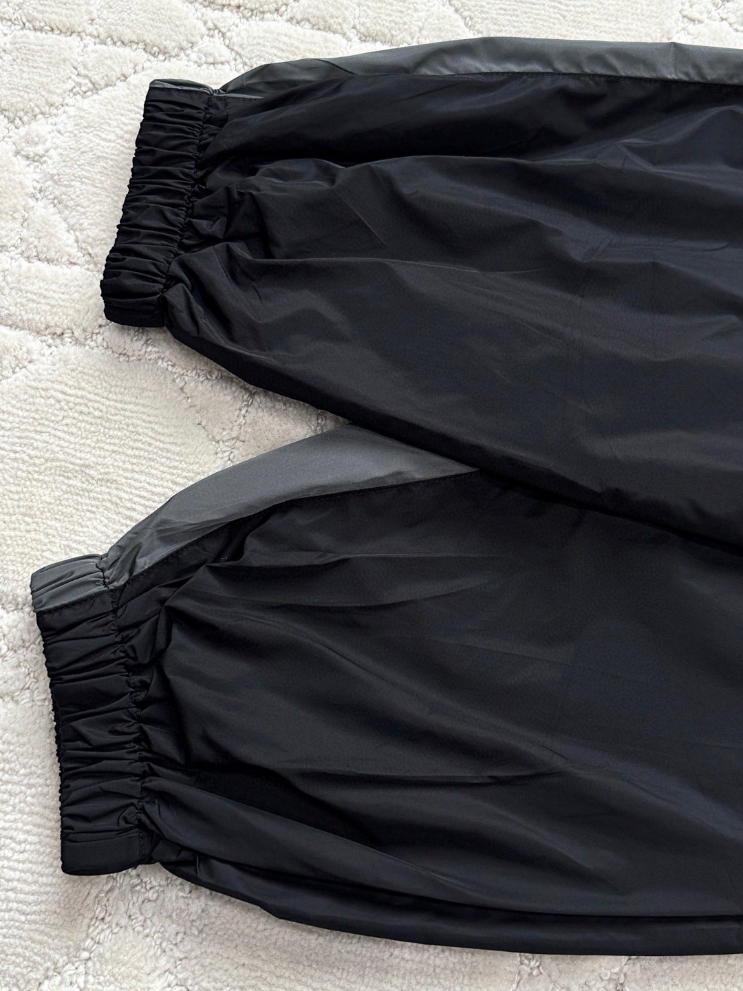 PRADA 普拉达 尼龙三角标休闲裤 运动裤 裤子 长裤 黑灰色 B0 SPH442-1WQ9-F0N5A-S-OOO