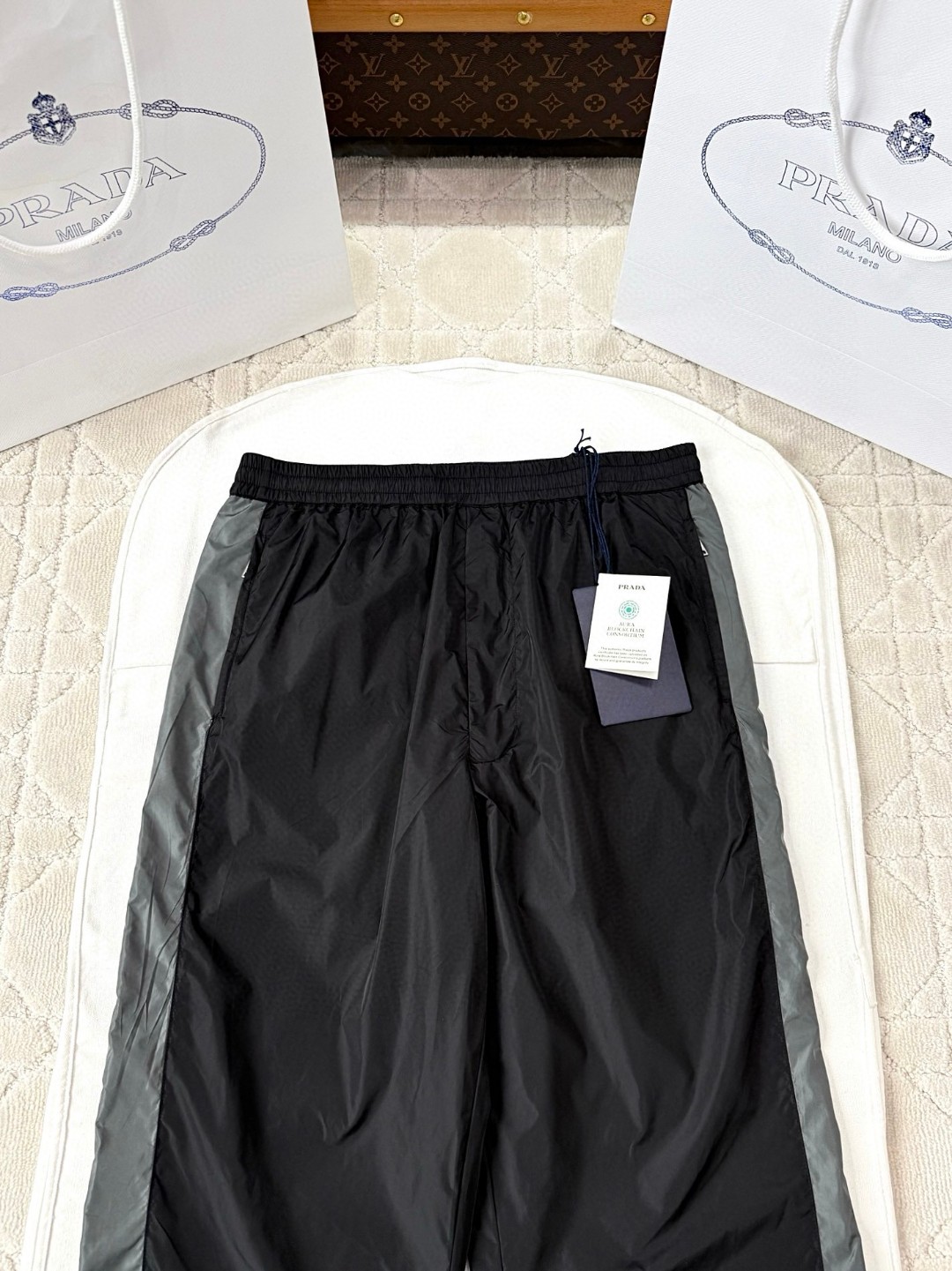 PRADA 普拉达 尼龙三角标休闲裤 运动裤 裤子 长裤 黑灰色 B0 SPH442-1WQ9-F0N5A-S-OOO