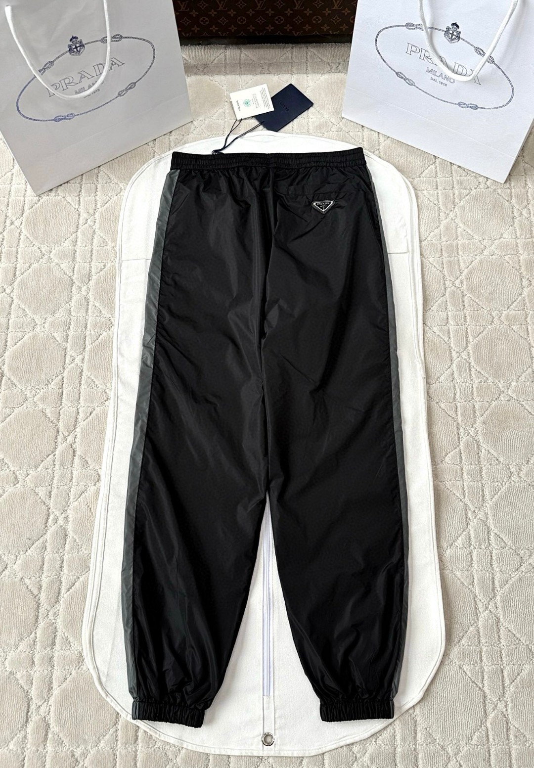 PRADA 普拉达 尼龙三角标休闲裤 运动裤 裤子 长裤 黑灰色 B0 SPH442-1WQ9-F0N5A-S-OOO