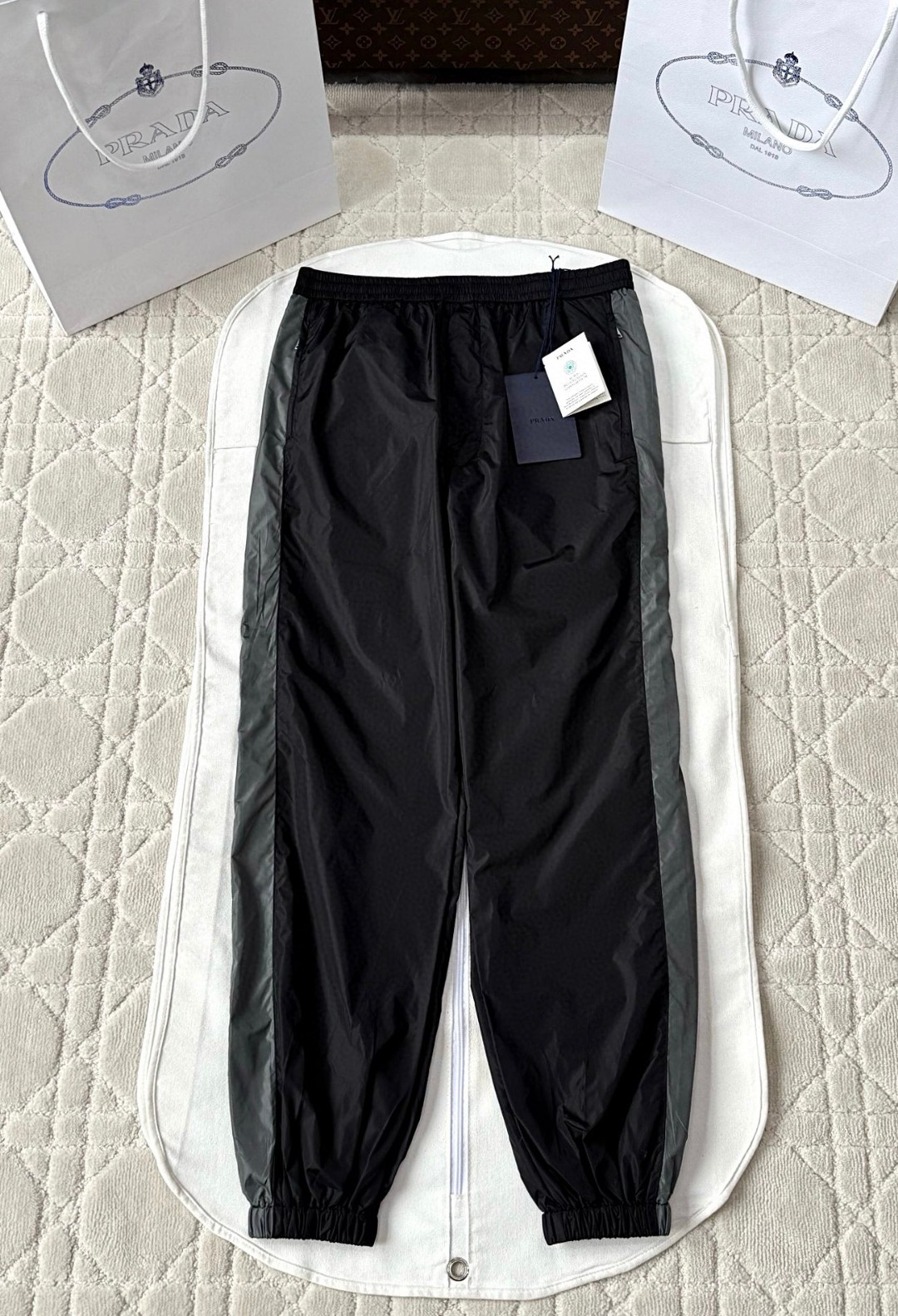 PRADA 普拉达 尼龙三角标休闲裤 运动裤 裤子 长裤 黑灰色 B0 SPH442-1WQ9-F0N5A-S-OOO