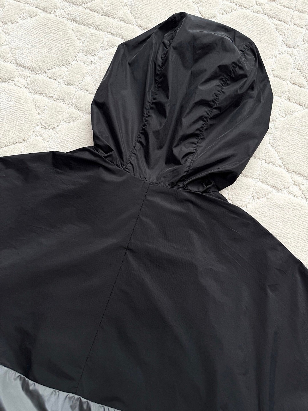 PRADA 普拉达 尼龙三角标拼色拉链连帽夹克 外套 长袖 黑灰色 B5 SGC601-1WQ9-F0N5A-F-W24