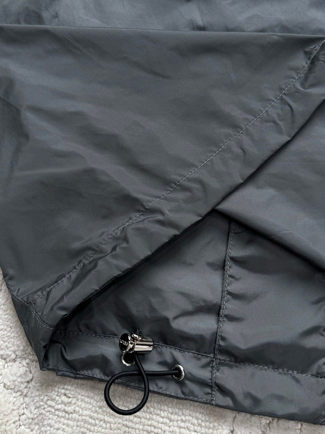 PRADA 普拉达 尼龙三角标拼色拉链连帽夹克 外套 长袖 黑灰色 B5 SGC601-1WQ9-F0N5A-F-W24