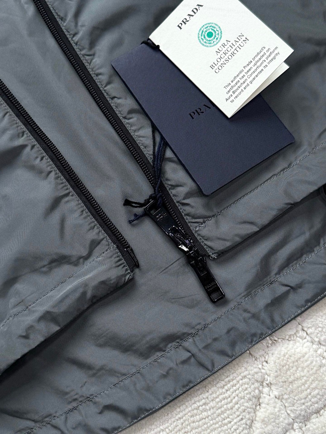 PRADA 普拉达 尼龙三角标拼色拉链连帽夹克 外套 长袖 黑灰色 B5 SGC601-1WQ9-F0N5A-F-W24