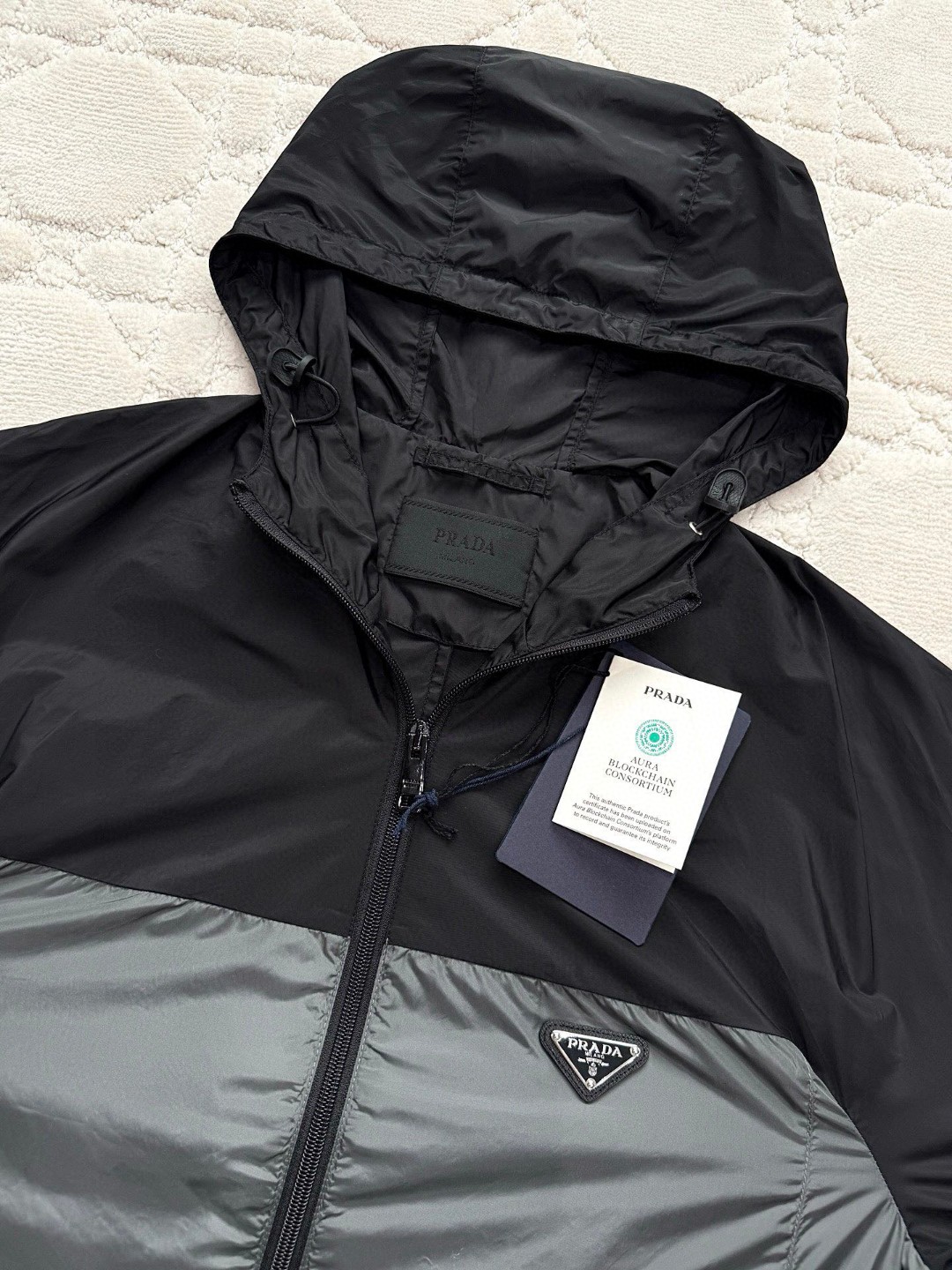 PRADA 普拉达 尼龙三角标拼色拉链连帽夹克 外套 长袖 黑灰色 B5 SGC601-1WQ9-F0N5A-F-W24
