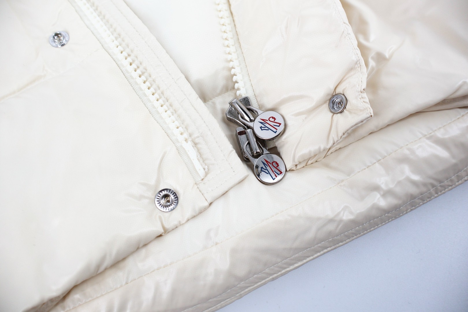 Moncler 蒙口 70周年漆面羽绒服 保暖 外套 夹克 白色 D0 H20911A00256539AQ032