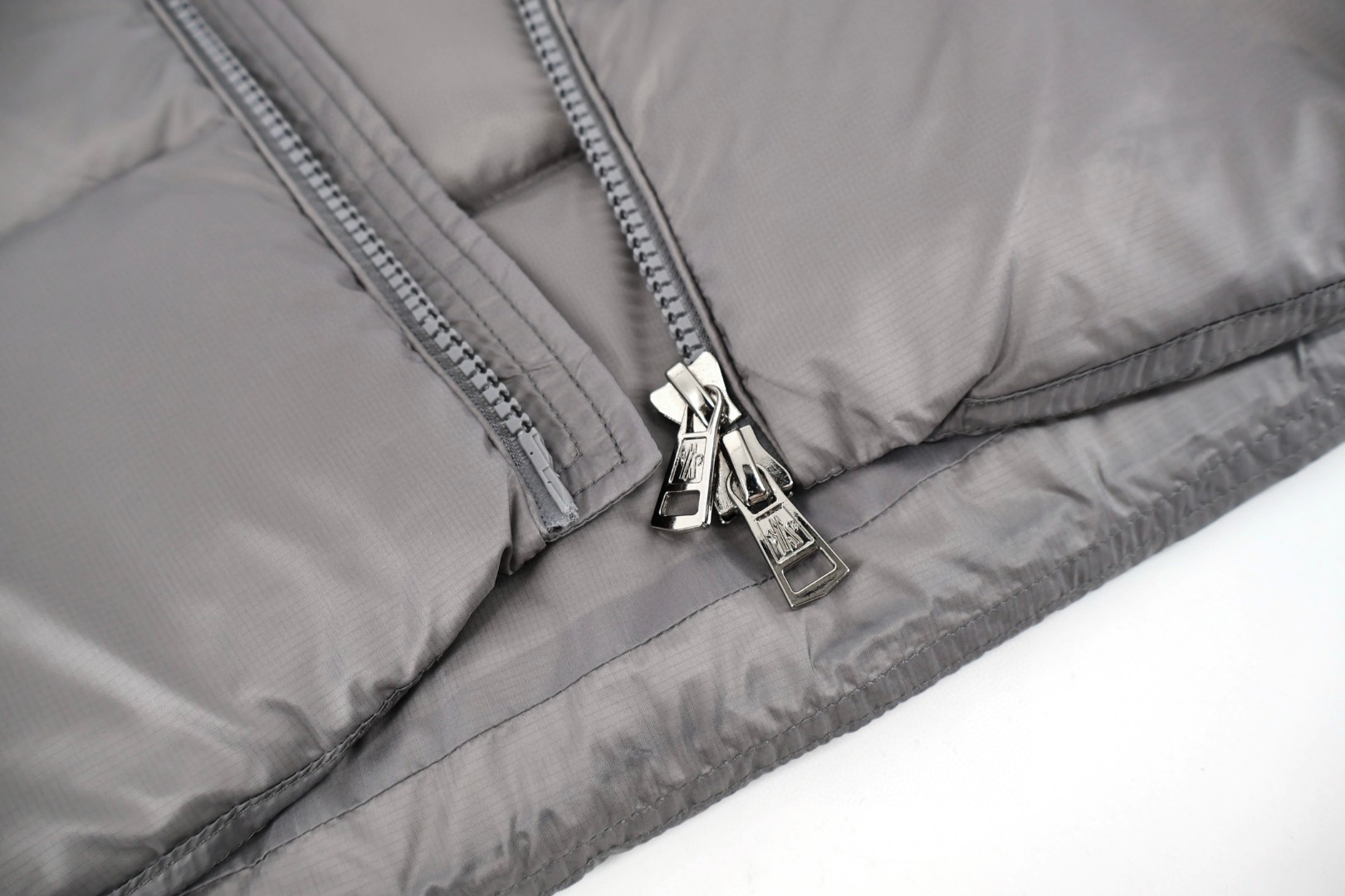 Moncler 蒙口 25FW Couyere 羽绒服 保暖 外套 夹克 灰色 D0 K20911A00158597XQ905