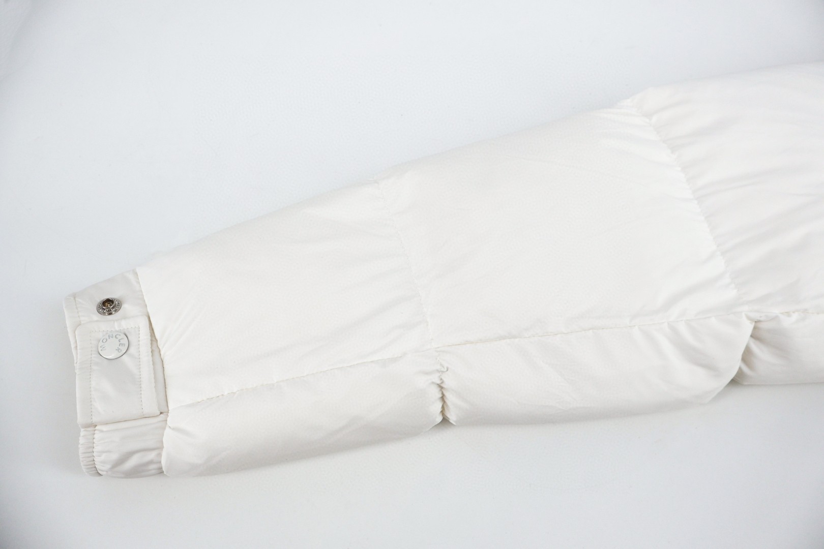 Moncler 蒙口 Vezere 哑光雾面玛雅羽绒服 保暖 外套 夹克 白色 D0 I20911A0004453333032