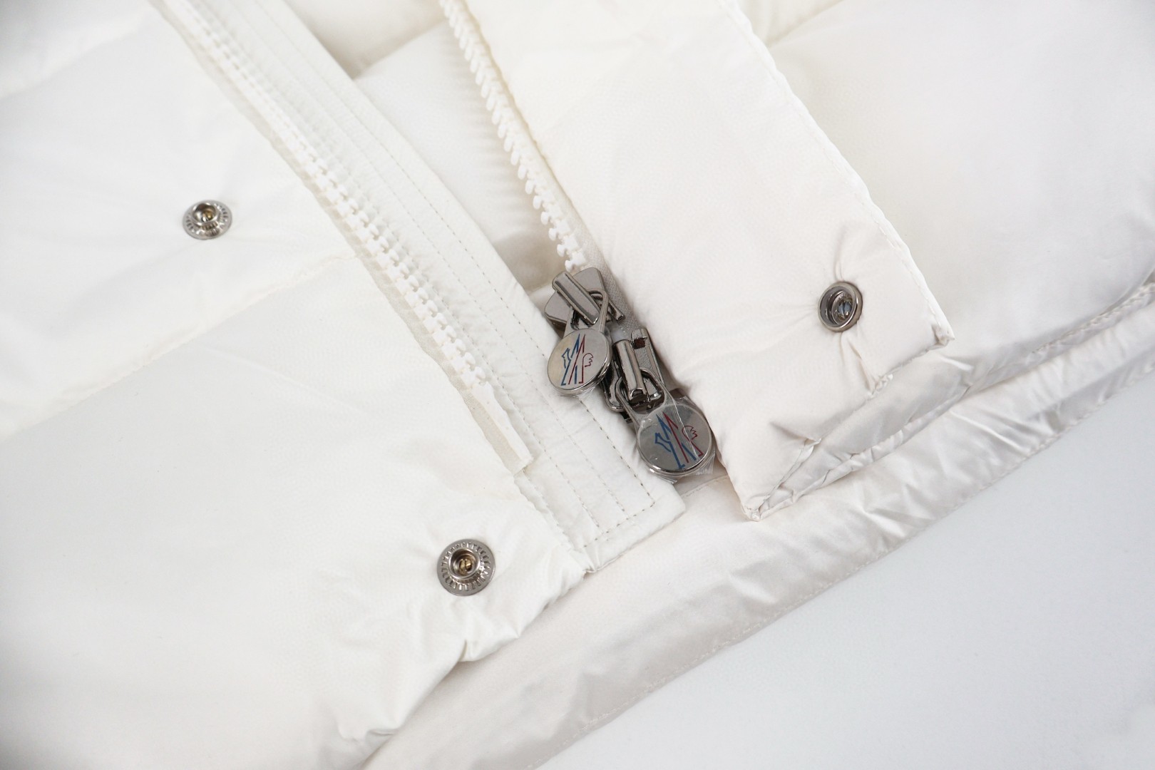 Moncler 蒙口 Vezere 哑光雾面玛雅羽绒服 保暖 外套 夹克 白色 D0 I20911A0004453333032