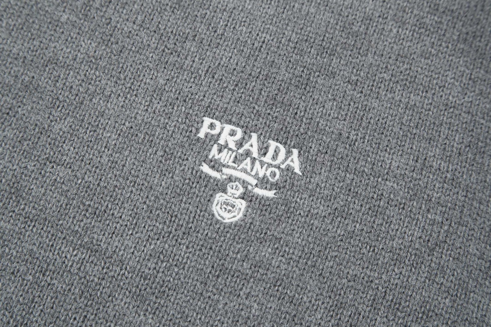 PRADA 普拉达 刺绣标识羊毛针织毛衣 针织衫 长袖 白色 黑色 灰色 B0 