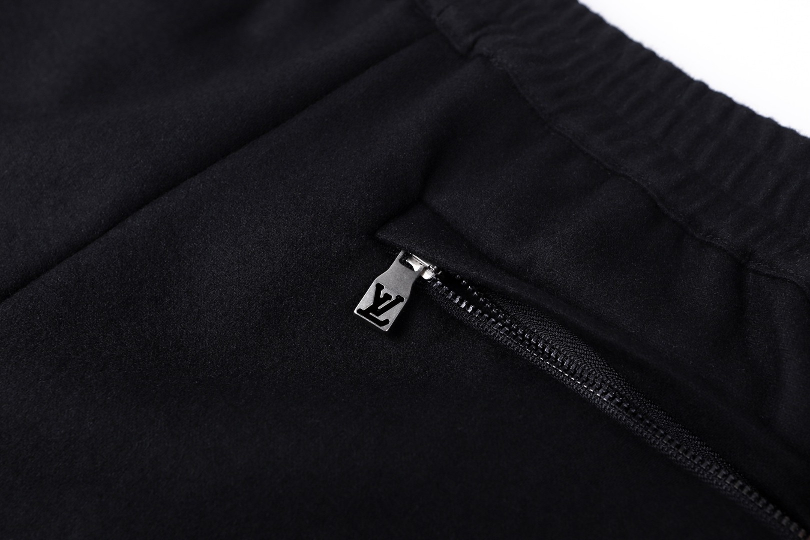 LOUIS VUITTON 路易威登 铁标科技休闲裤 运动裤 裤子 长裤 黑色 B0 1AIWGE